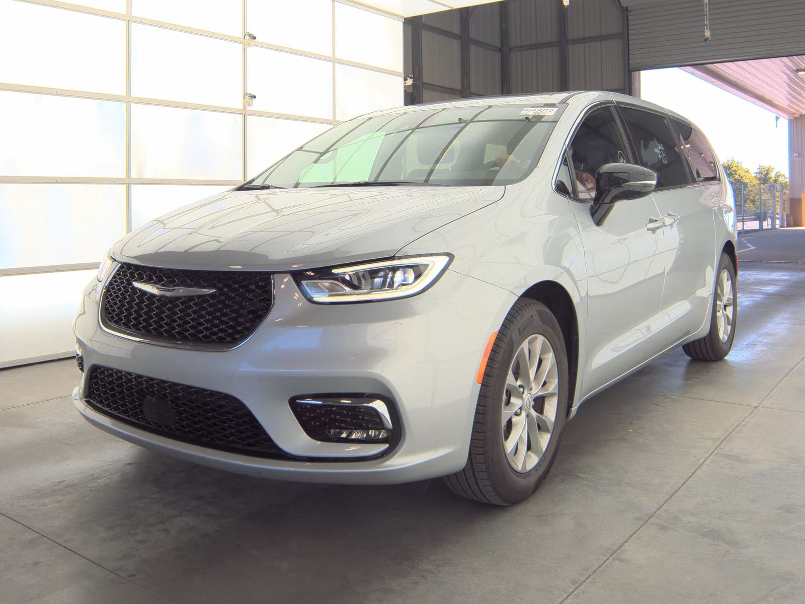 2026 Chrysler Pacifica Limited's photo