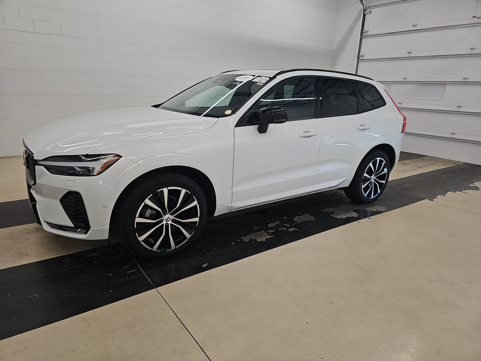 2023 Volvo XC60 B5 Plus Dark Theme AWD's photo