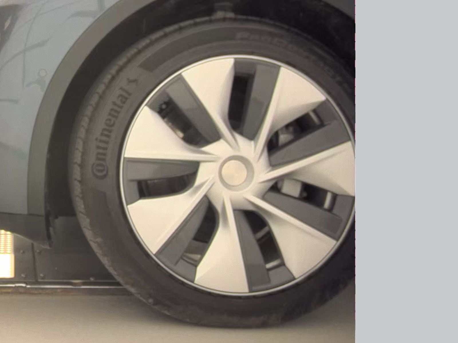 TESLA MODEL Y - 10