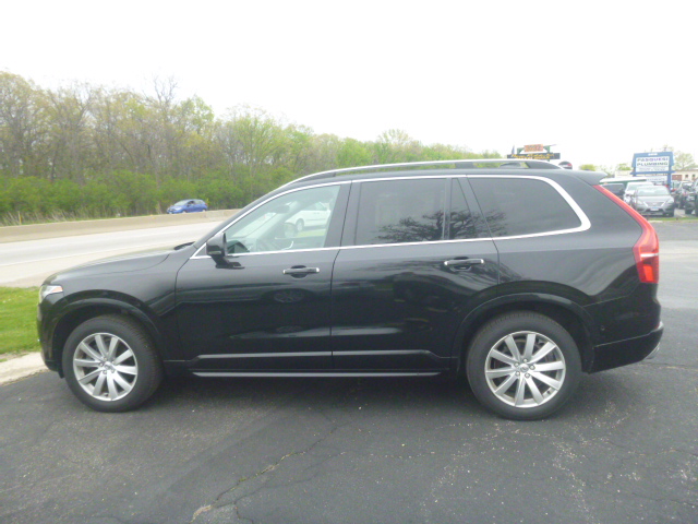 2017 Volvo XC90 T6 Momentum AWD