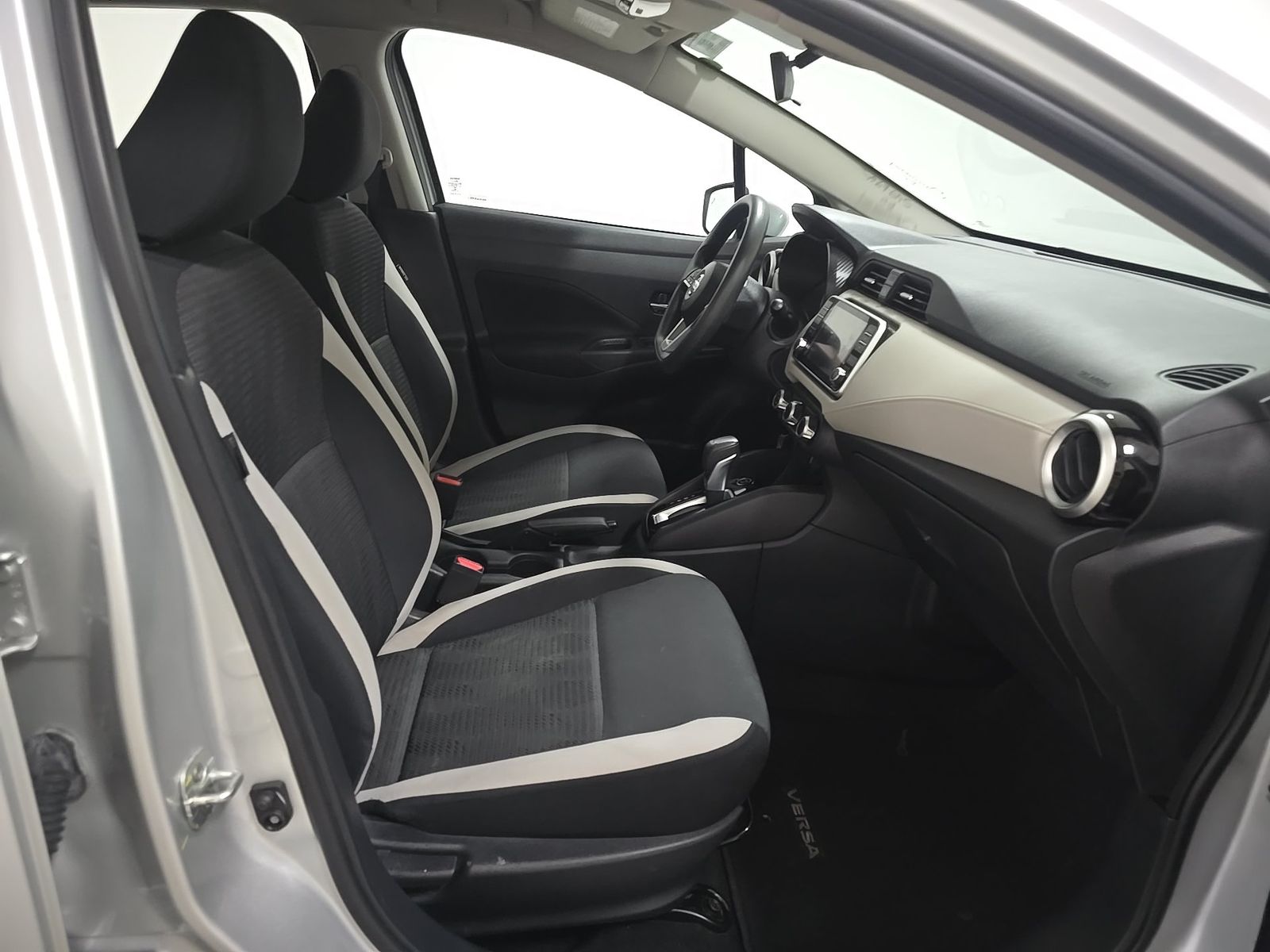 NISSAN VERSA - 9