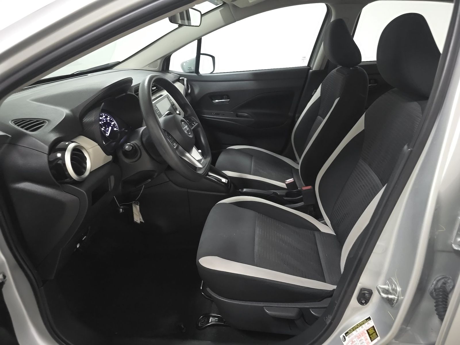 NISSAN VERSA - 8