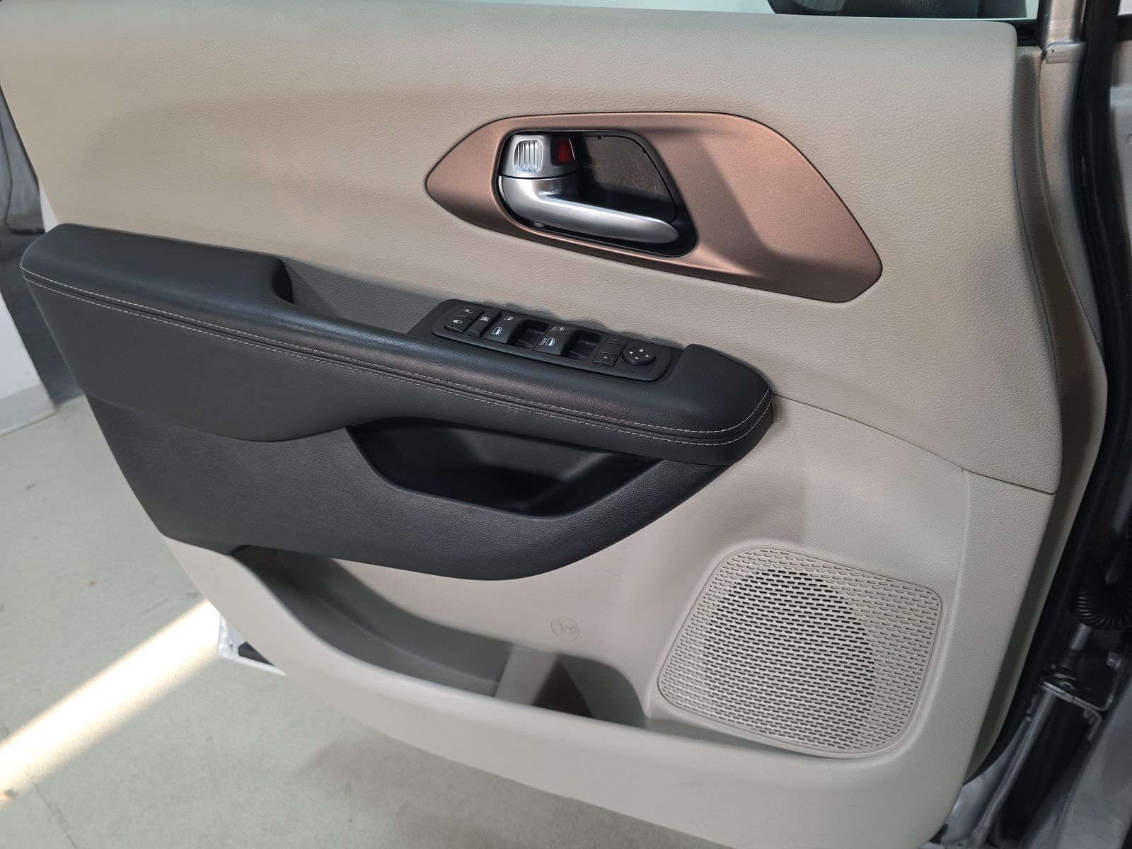 CHRYSLER VOYAGER - 10