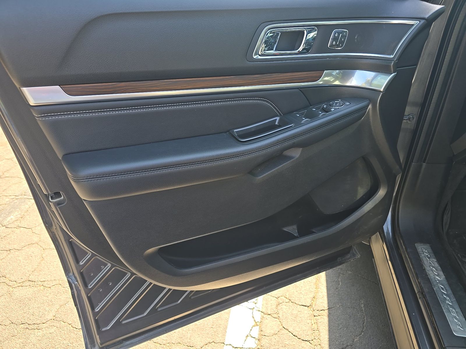 FORD EXPLORER - 10