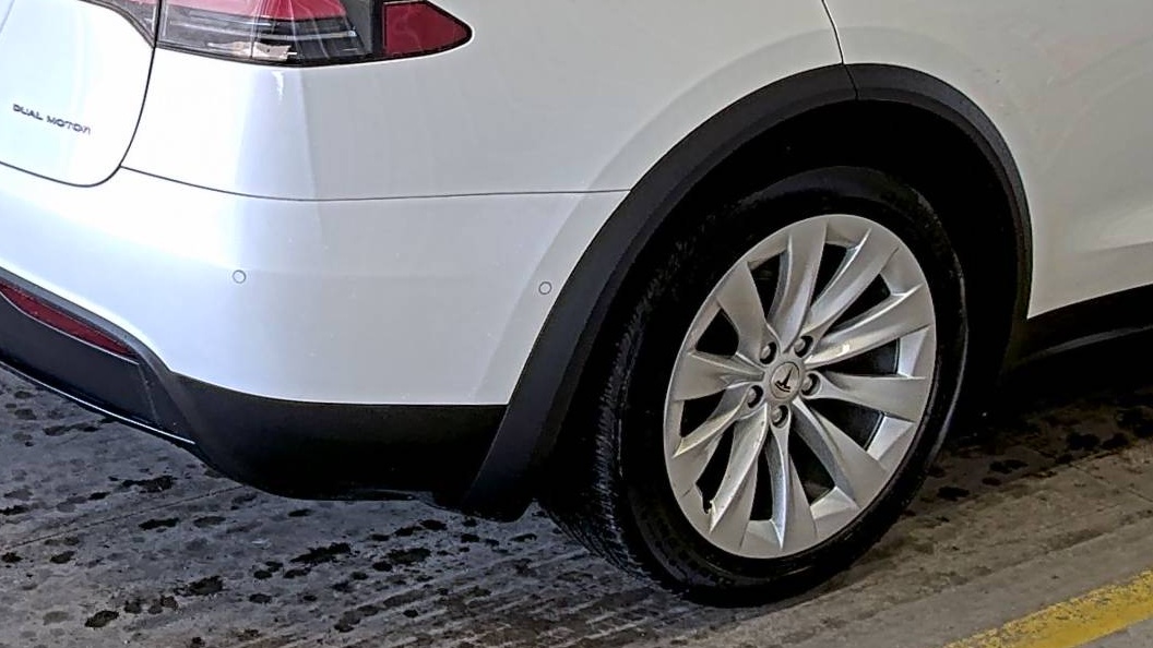 TESLA MODEL X - 10