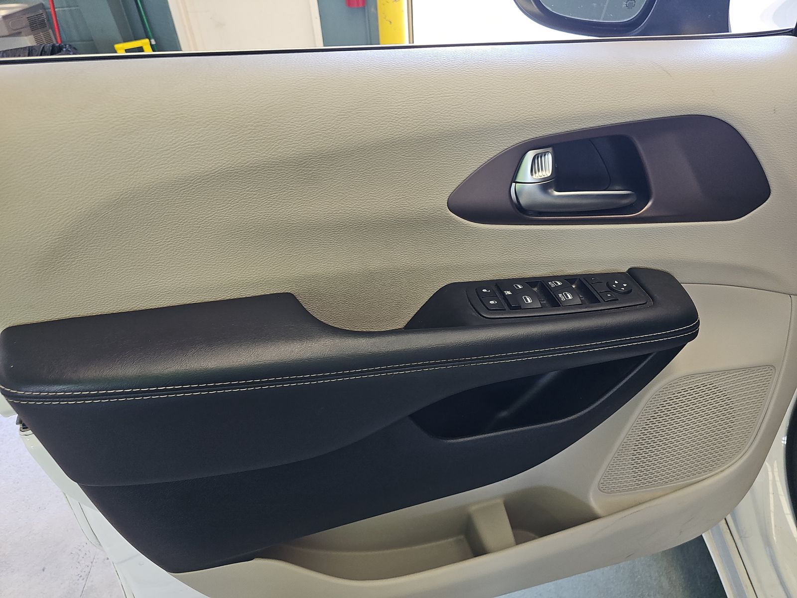 CHRYSLER VOYAGER - 10