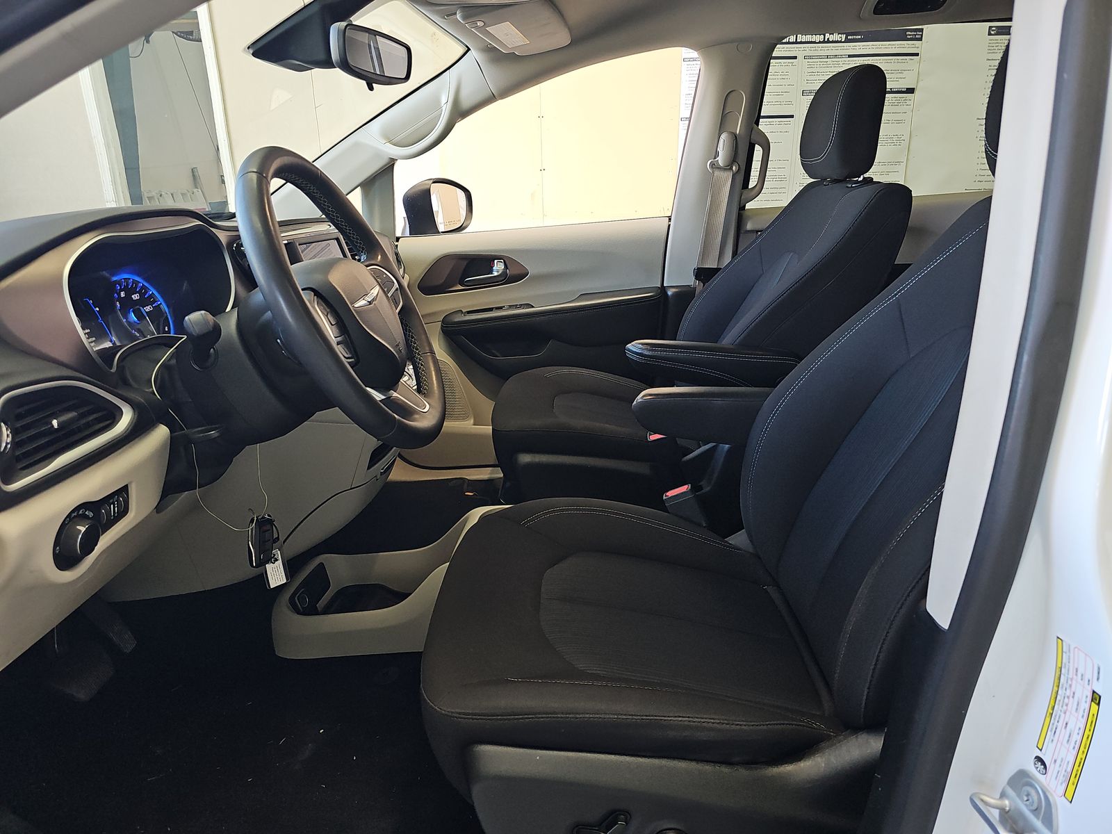 CHRYSLER VOYAGER - 8