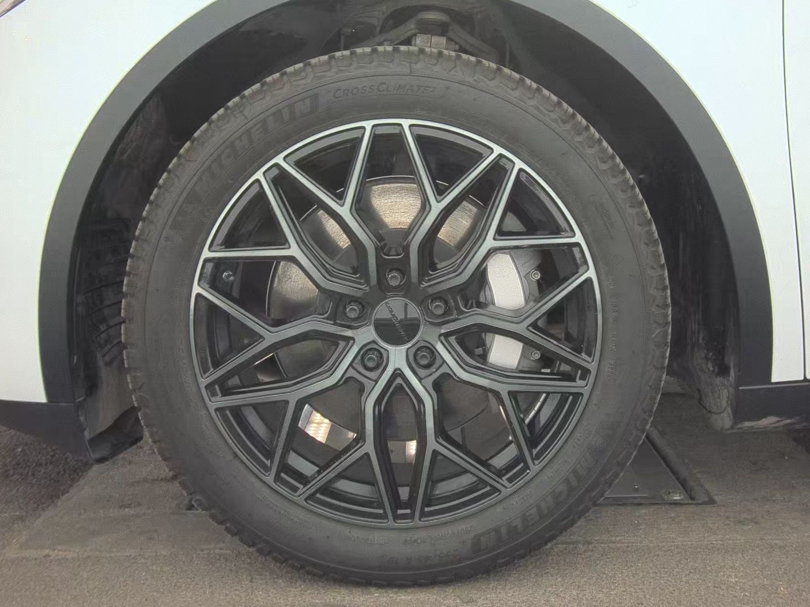 TESLA MODEL Y - 10