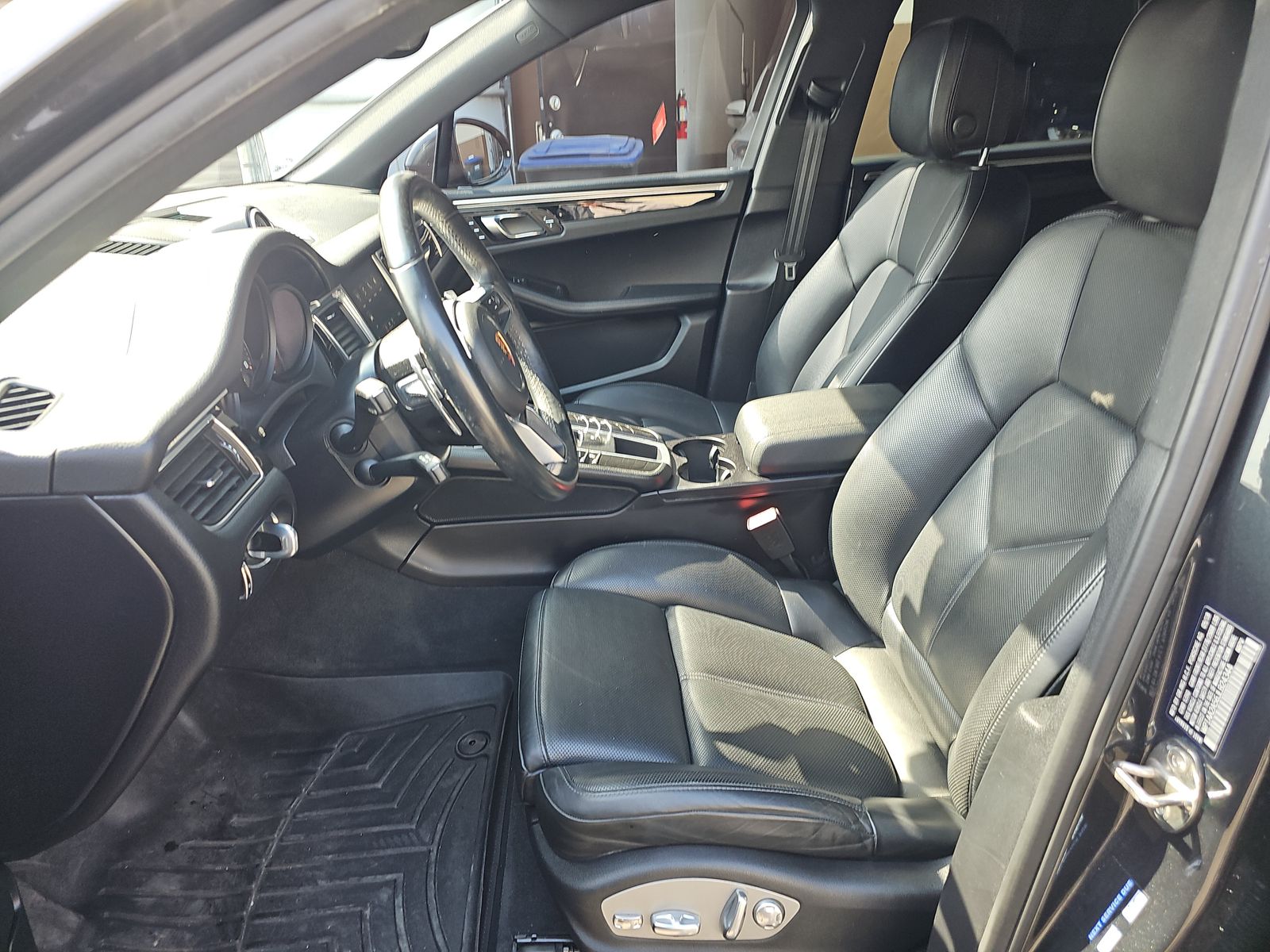 PORSCHE MACAN - 8