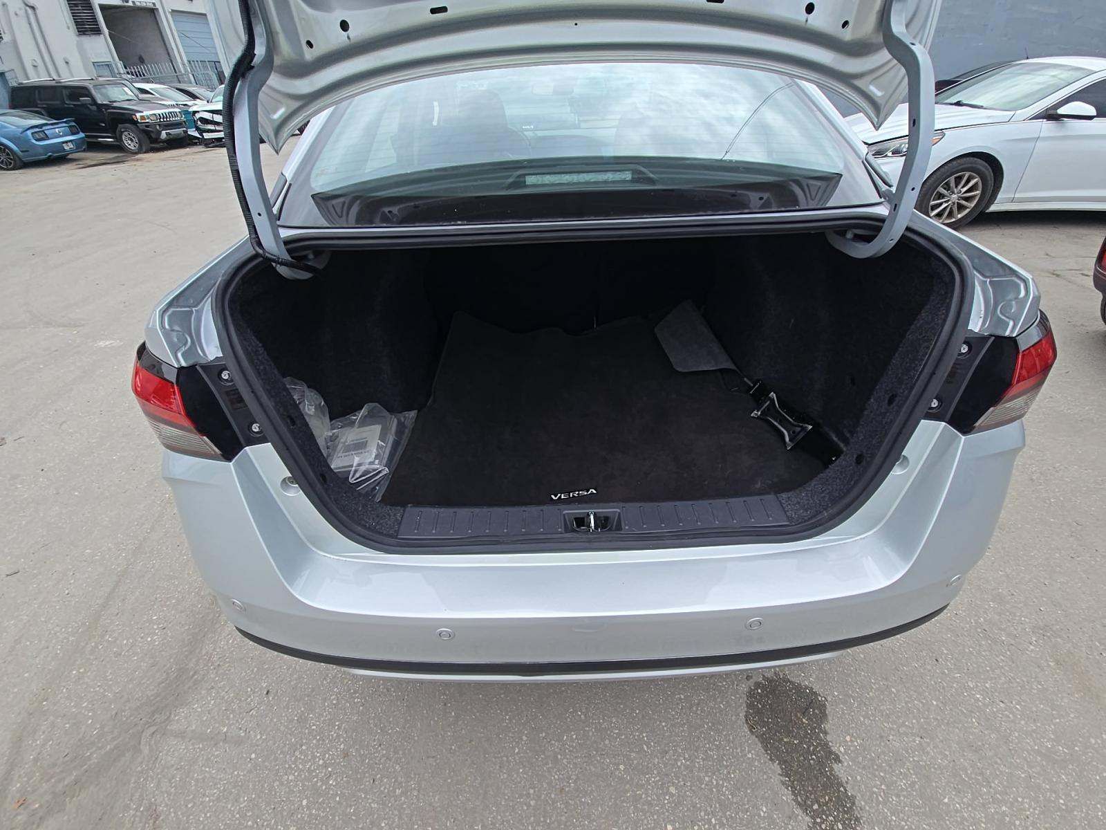 NISSAN VERSA - 9