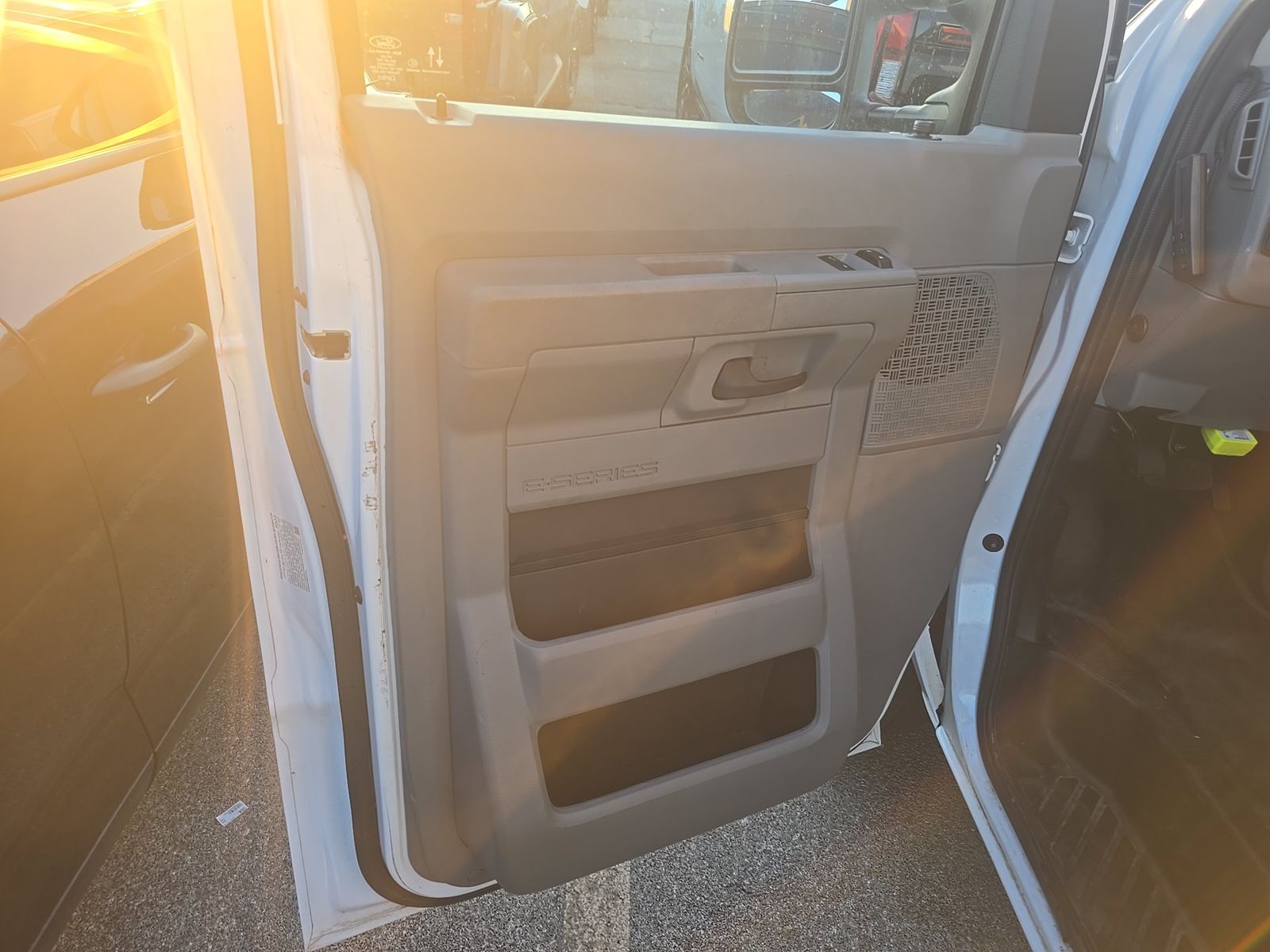 FORD E-350 - 10