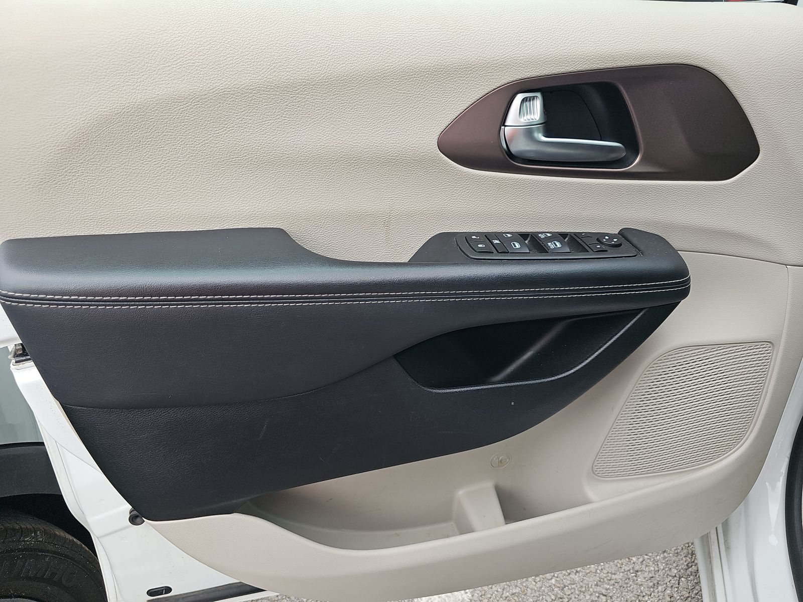 CHRYSLER VOYAGER - 10