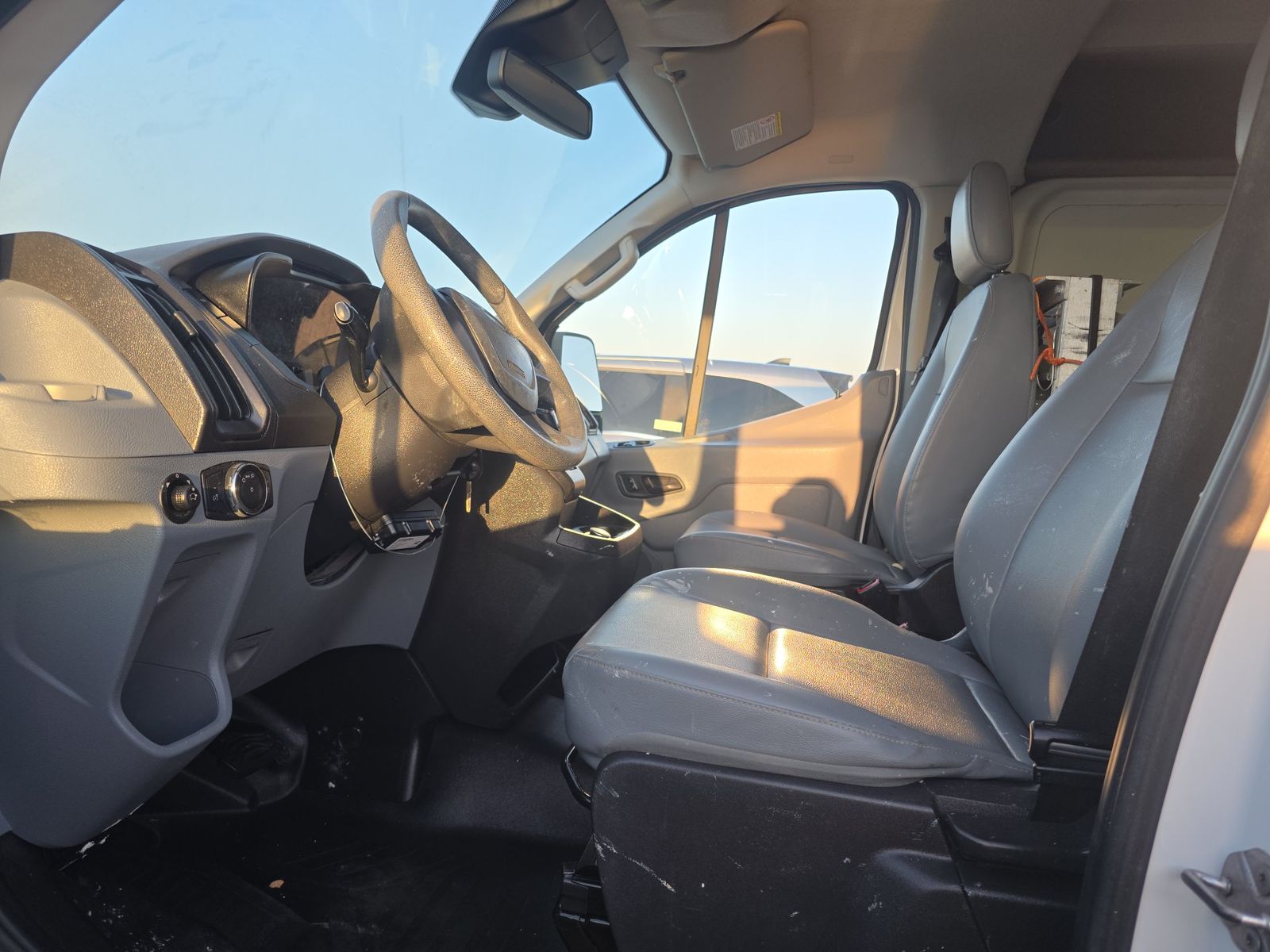 FORD TRANSIT 150 - 8