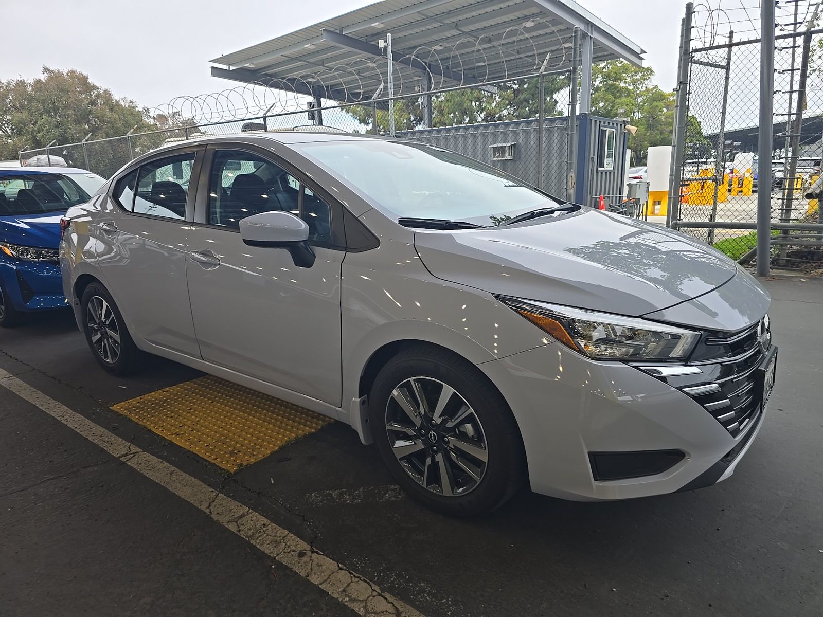 NISSAN VERSA - 4