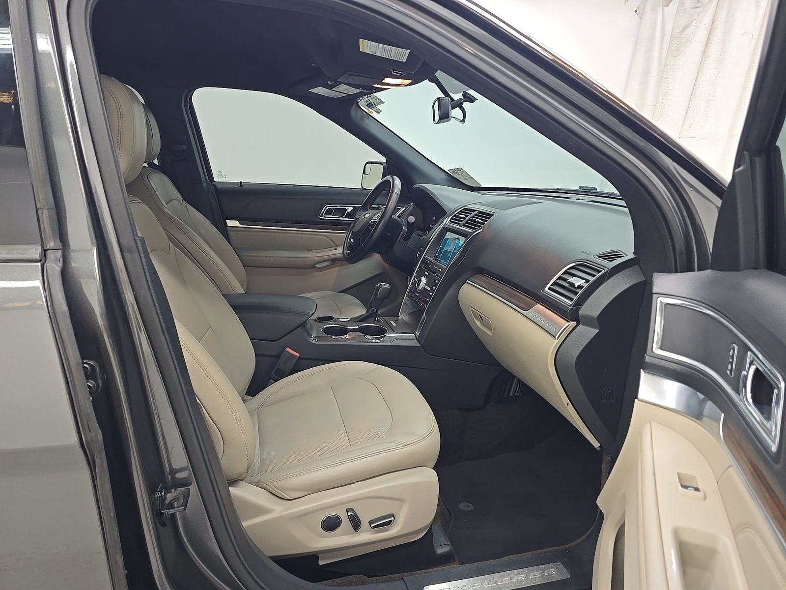 FORD EXPLORER - 9