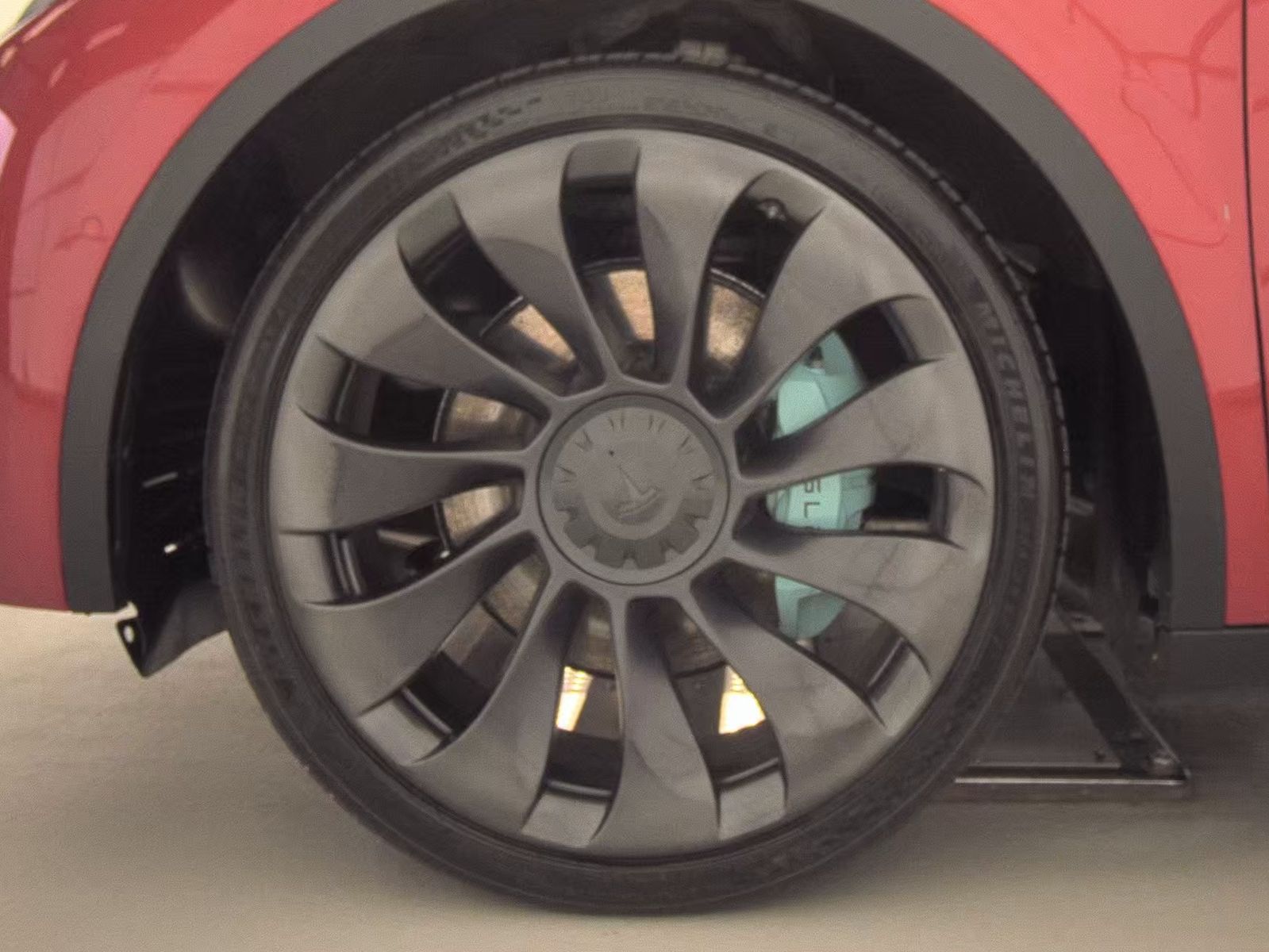 TESLA MODEL Y - 10