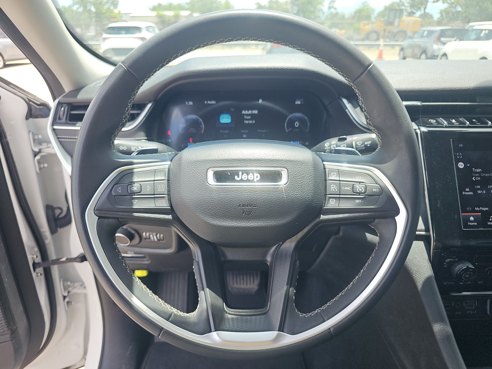 2023 Jeep Grand Cherokee Laredo RWD