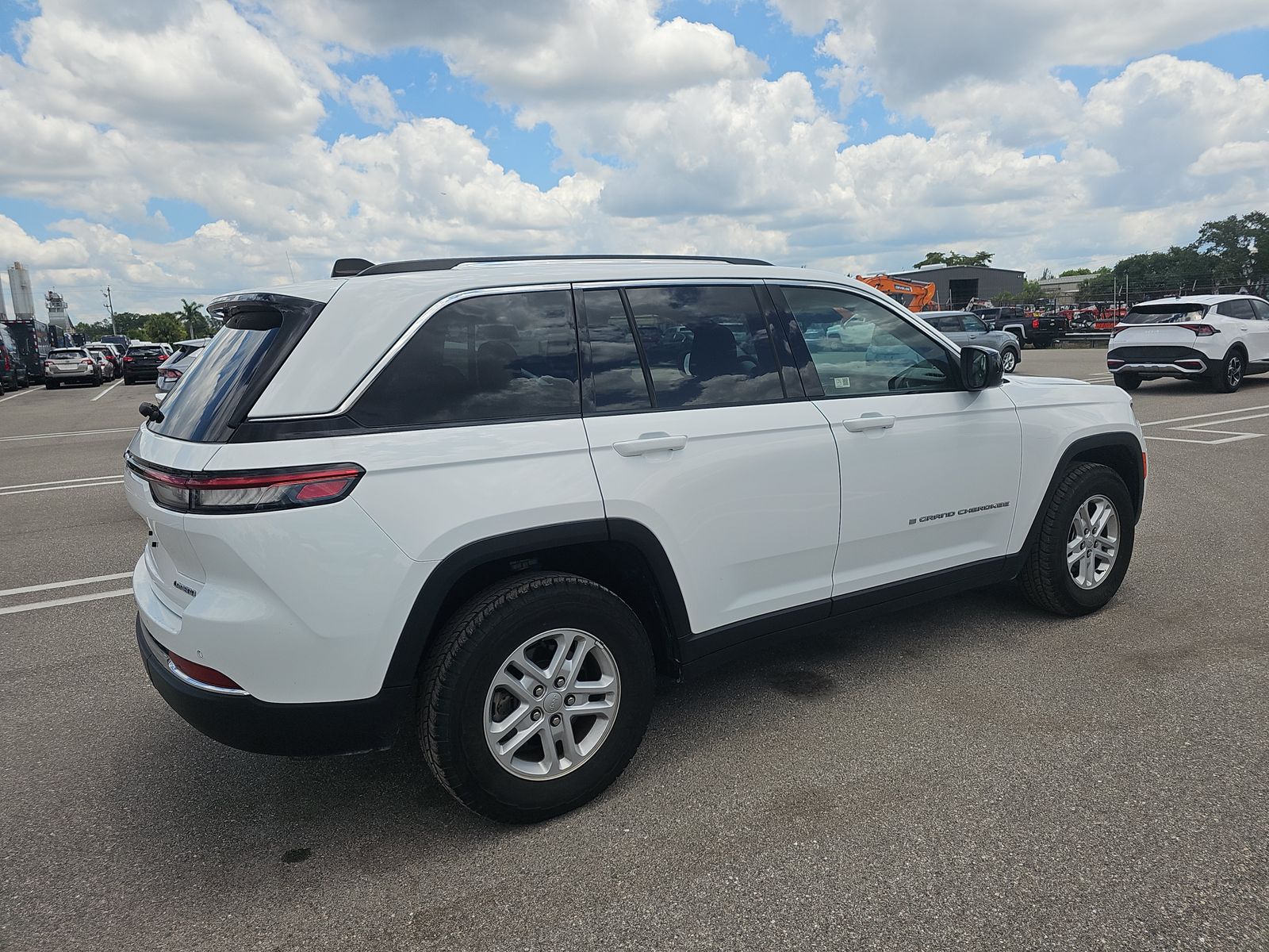 2023 Jeep Grand Cherokee Laredo RWD