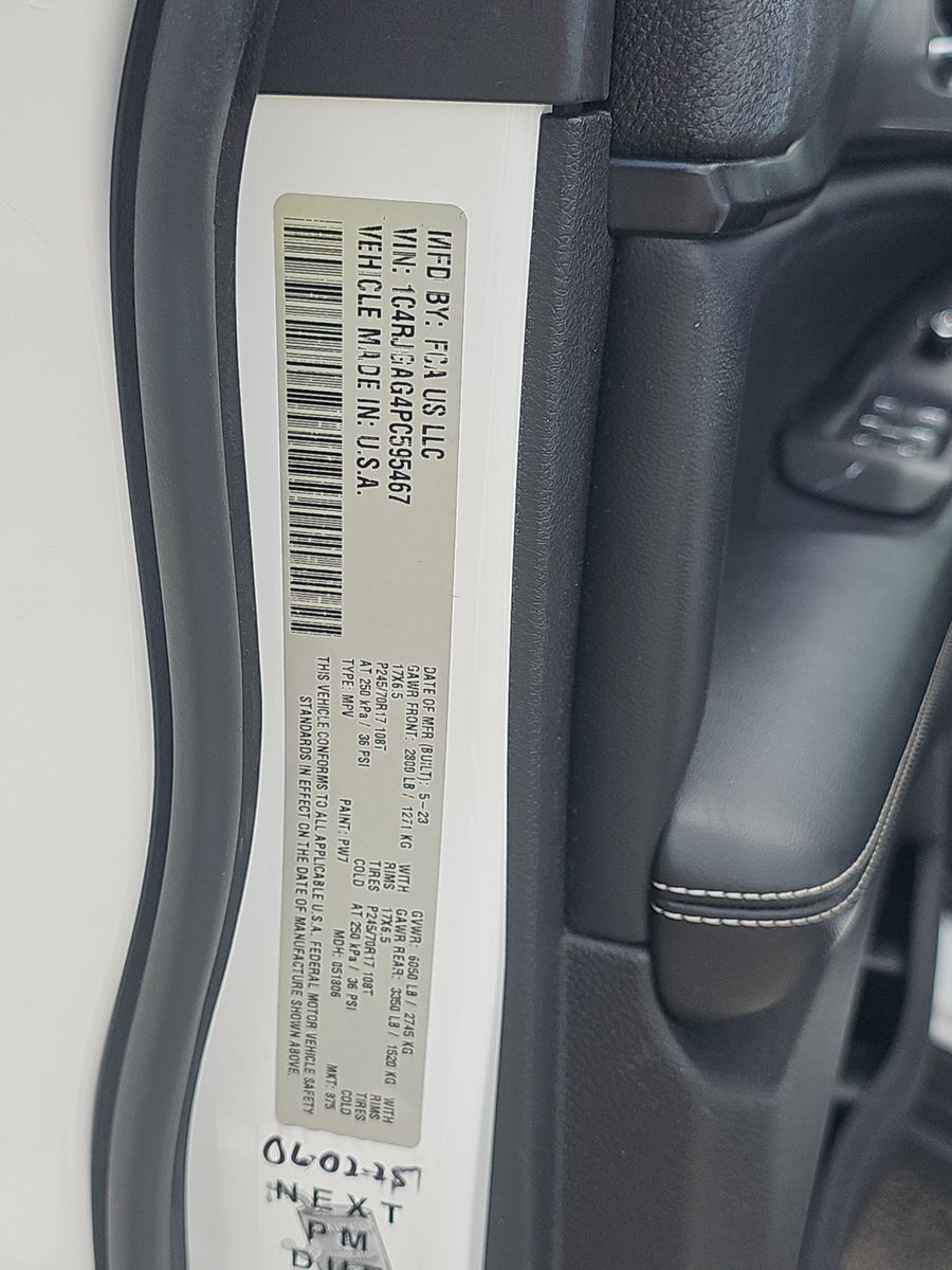 2023 Jeep Grand Cherokee Laredo RWD