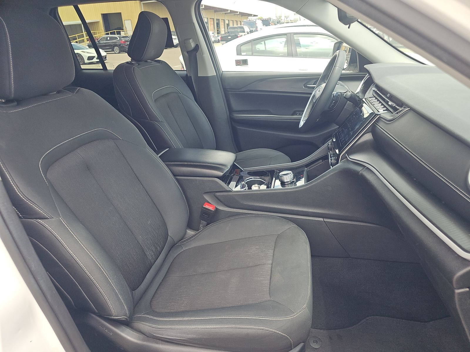2023 Jeep Grand Cherokee Laredo RWD