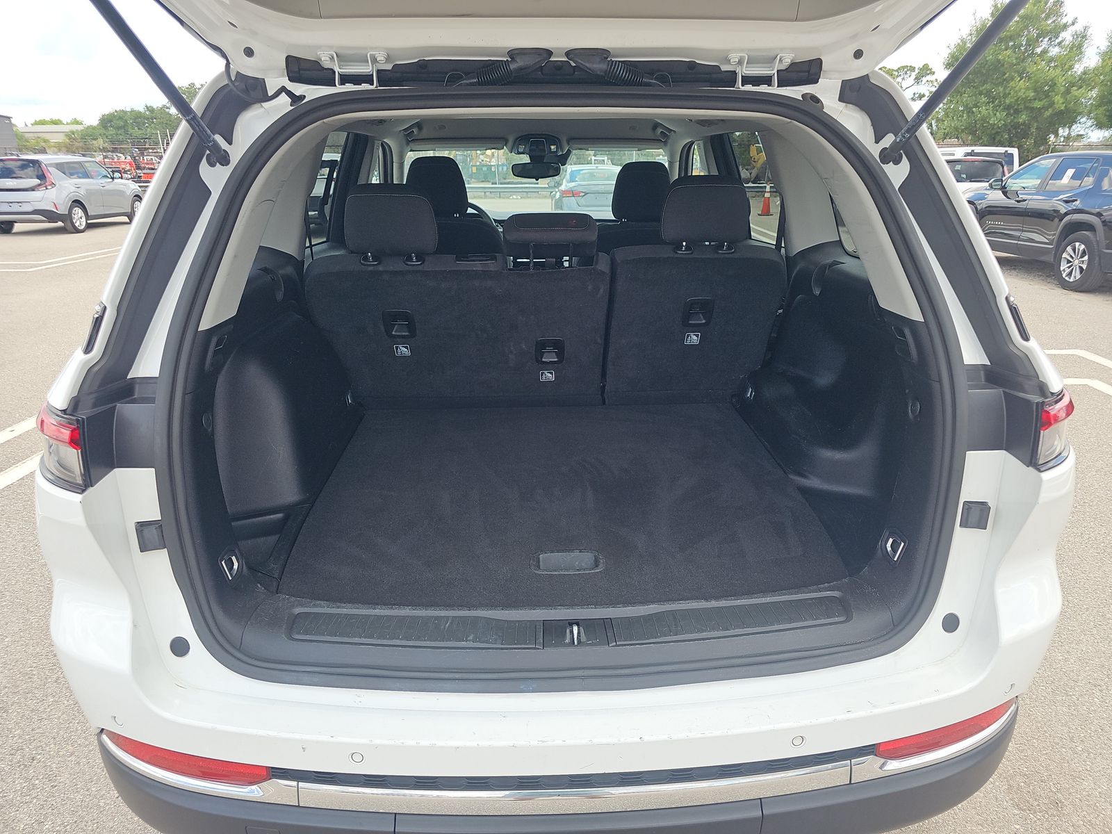 2023 Jeep Grand Cherokee Laredo RWD
