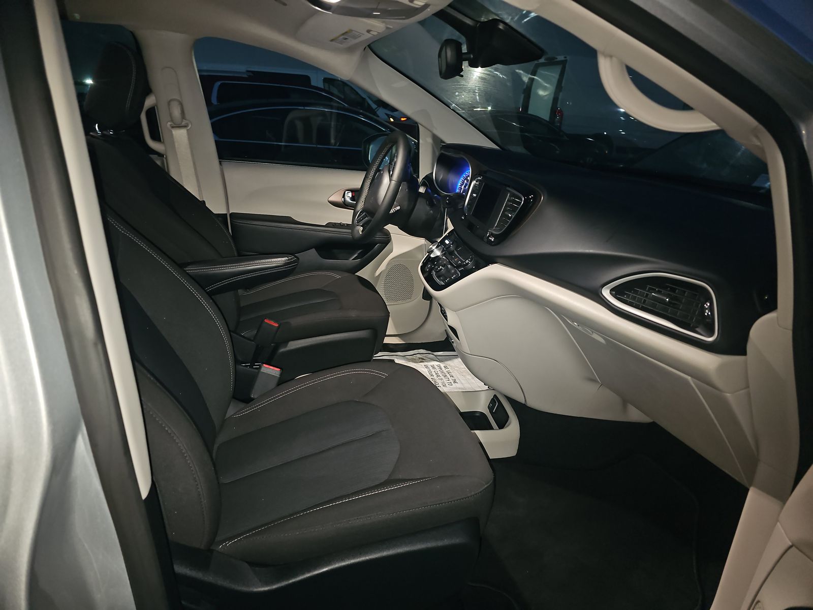 CHRYSLER VOYAGER - 9