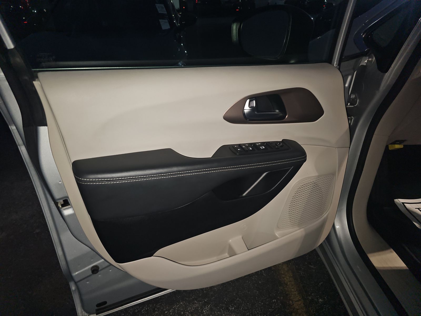 CHRYSLER VOYAGER - 10