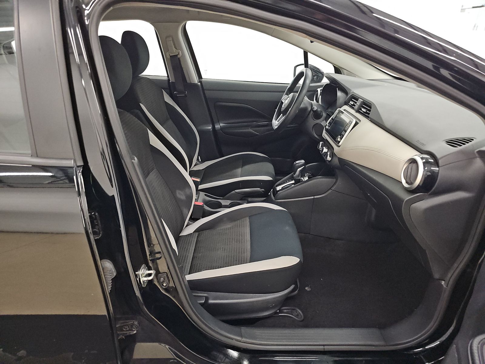 NISSAN VERSA - 9