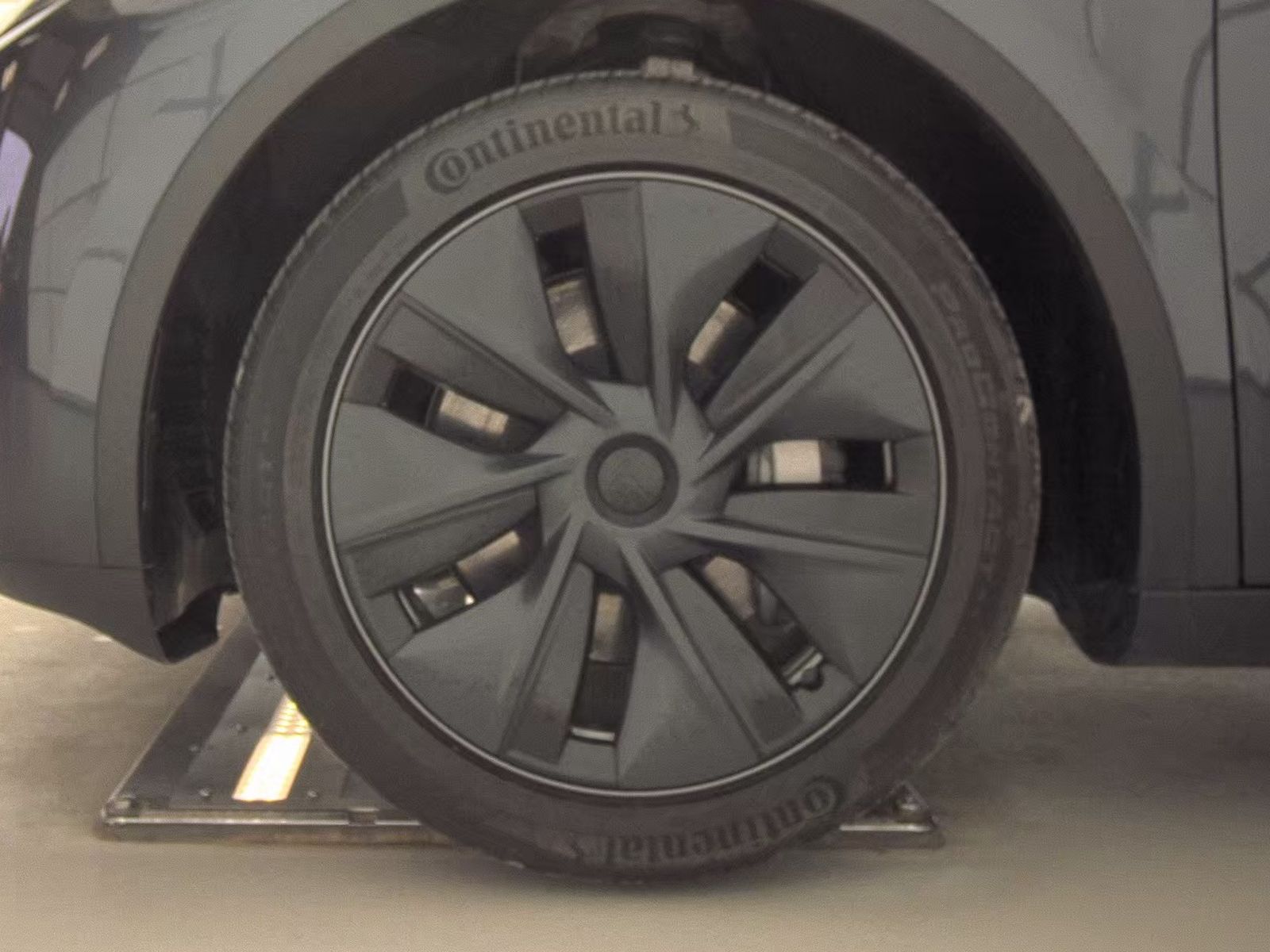 TESLA MODEL Y - 10