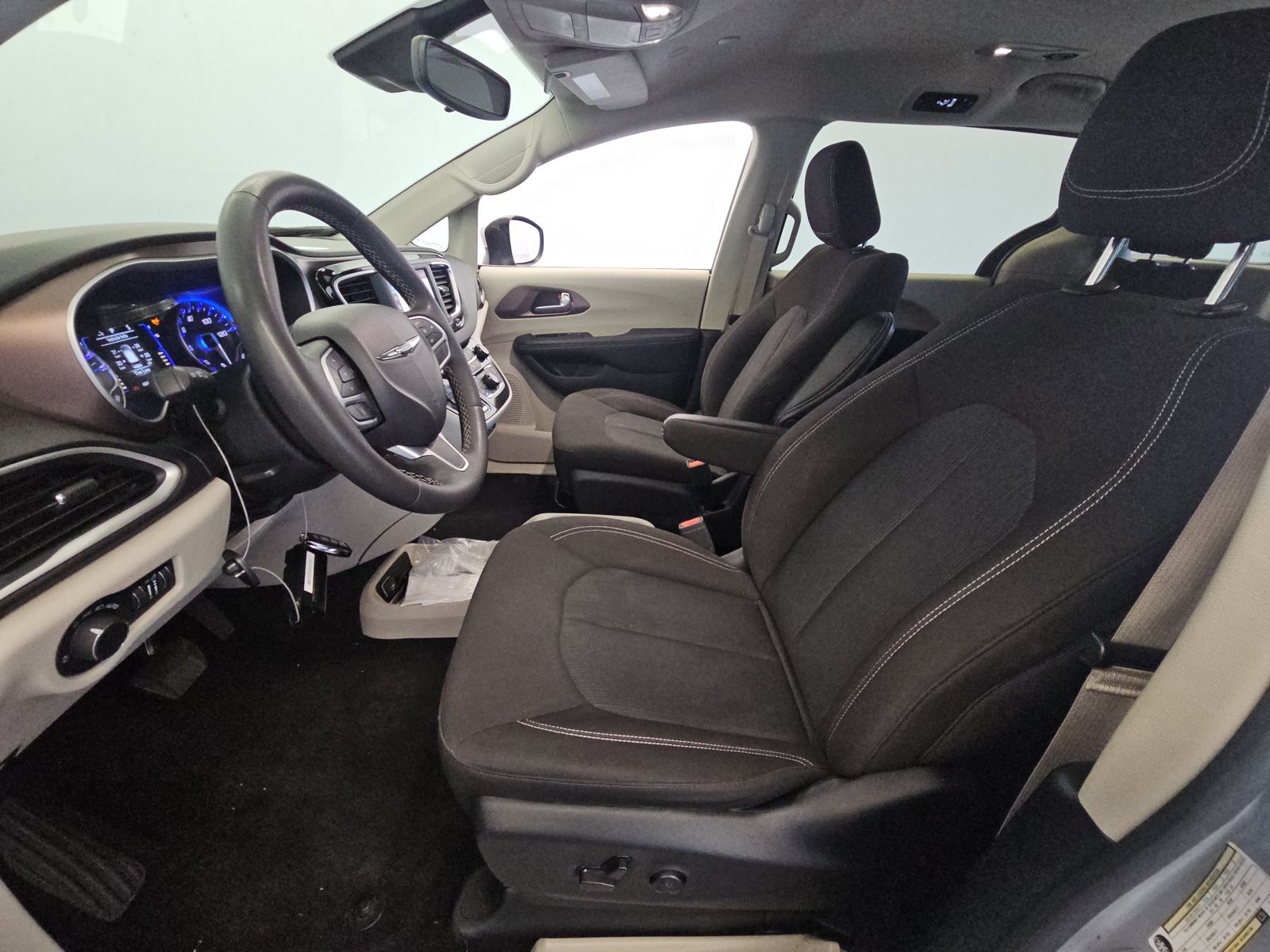 CHRYSLER VOYAGER - 8