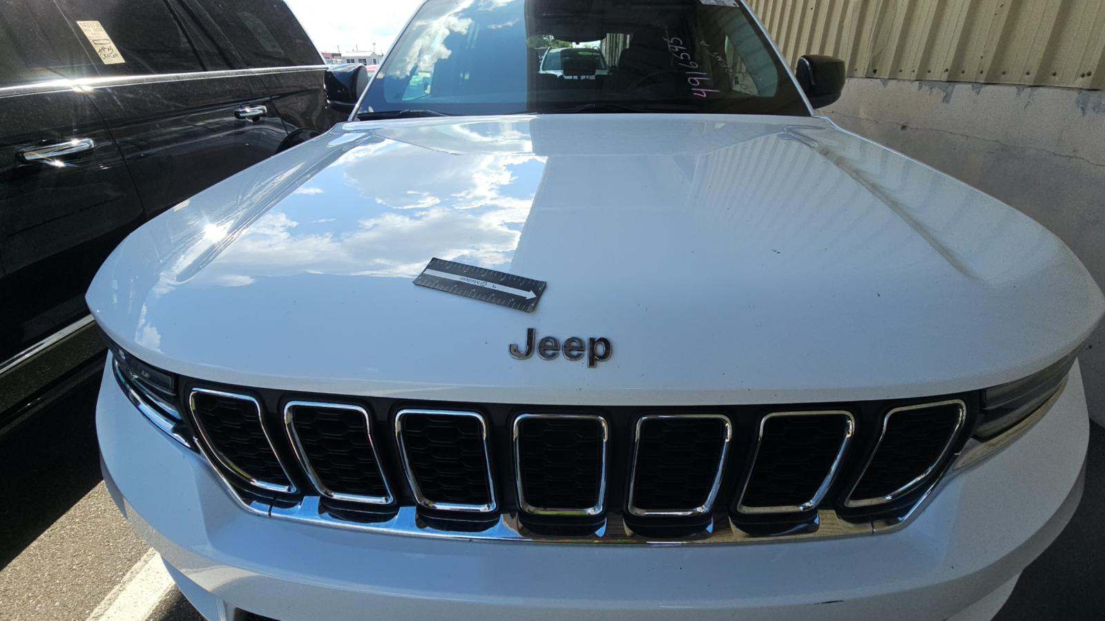 2023 Jeep Grand Cherokee Laredo RWD