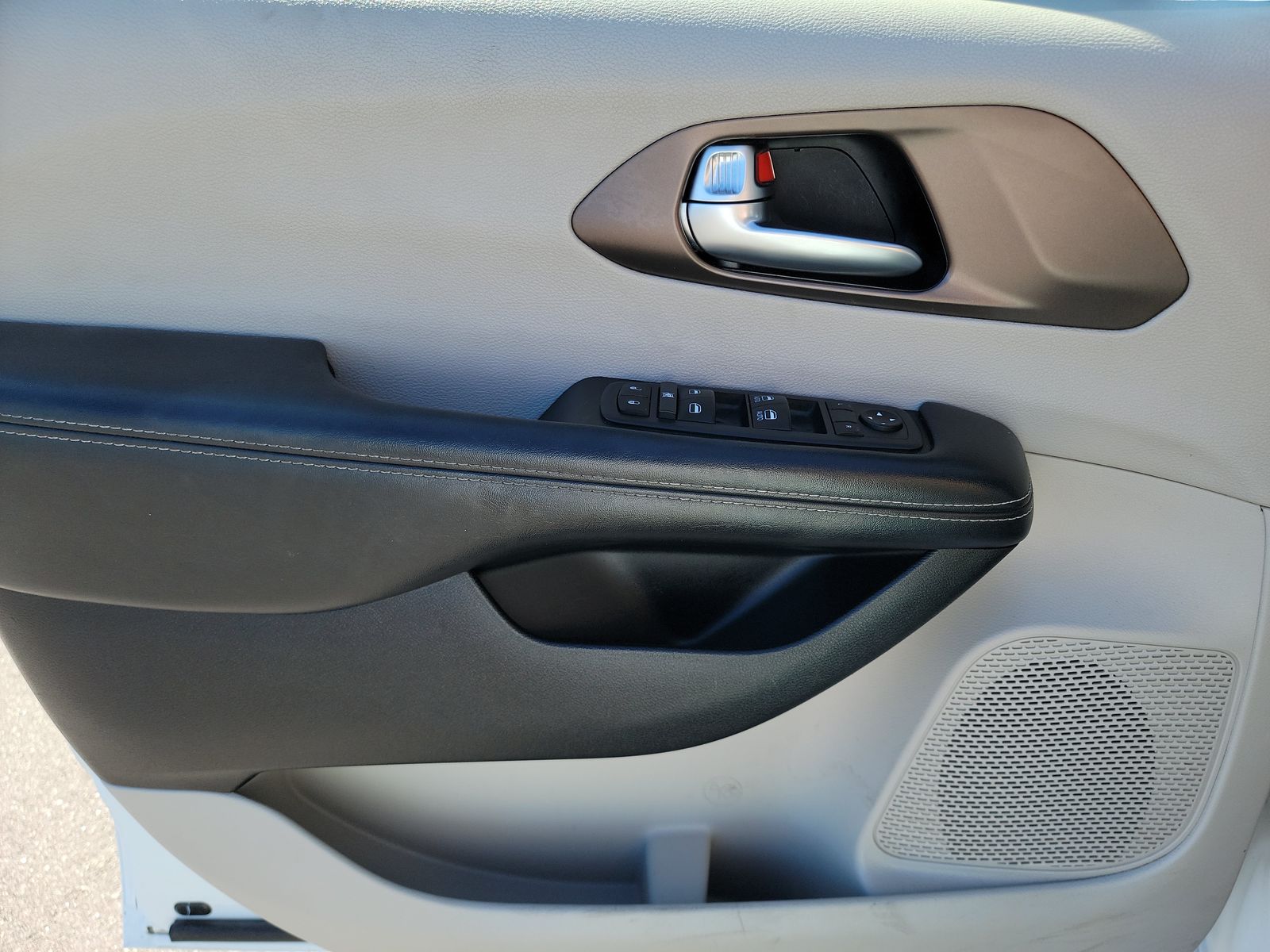 CHRYSLER VOYAGER - 10