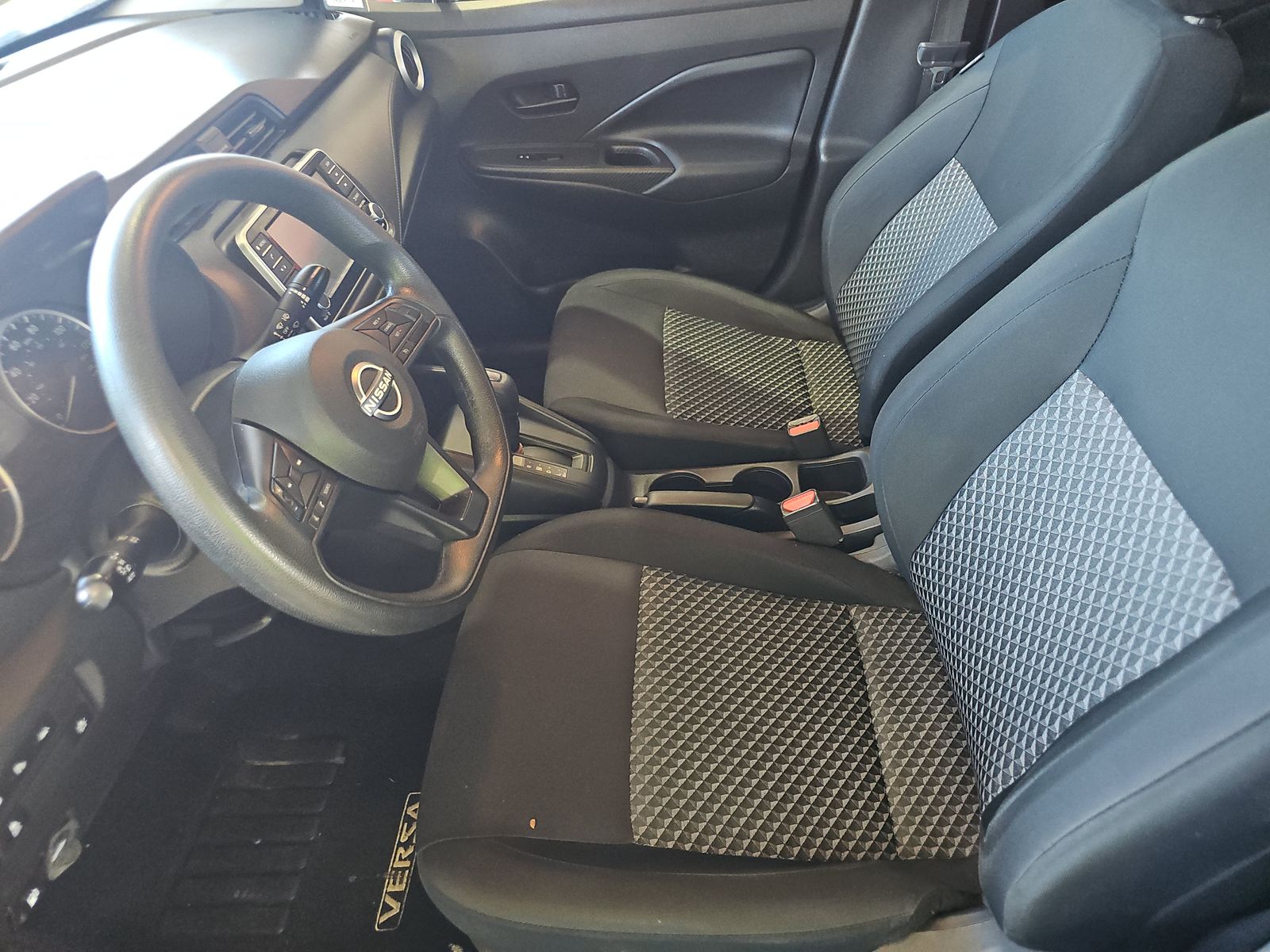 NISSAN VERSA - 8