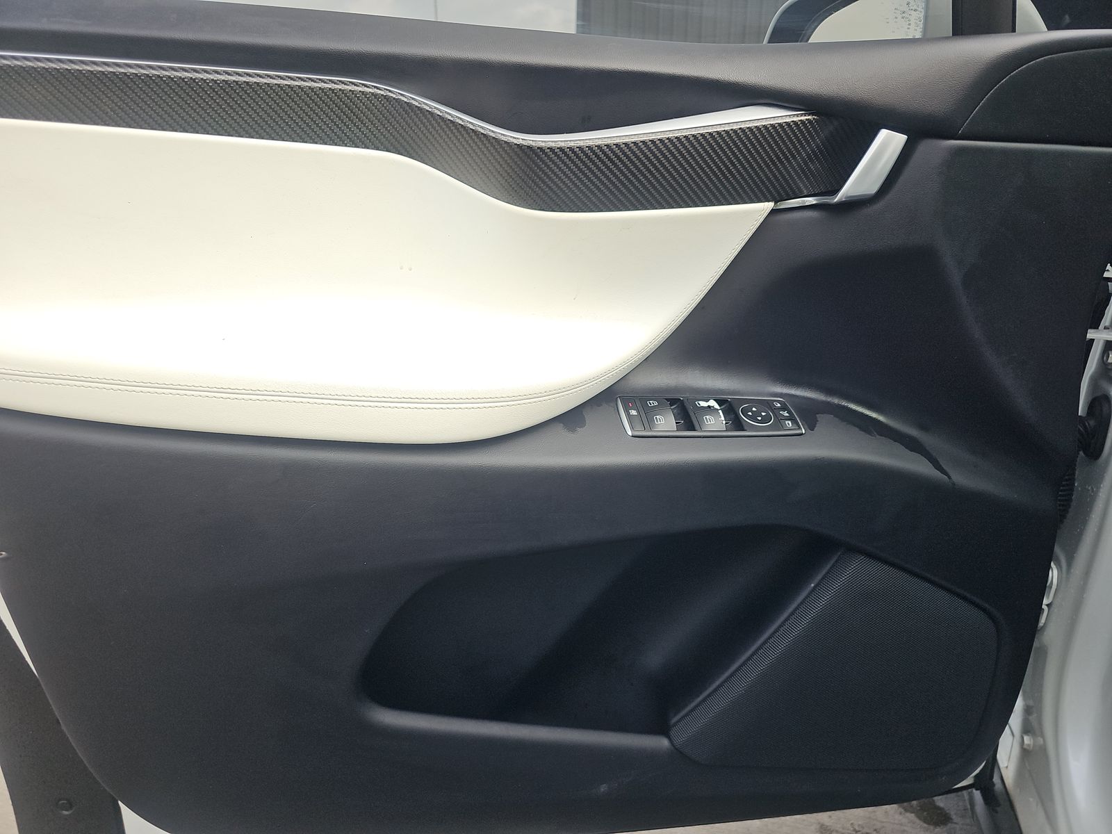 TESLA MODEL X - 10