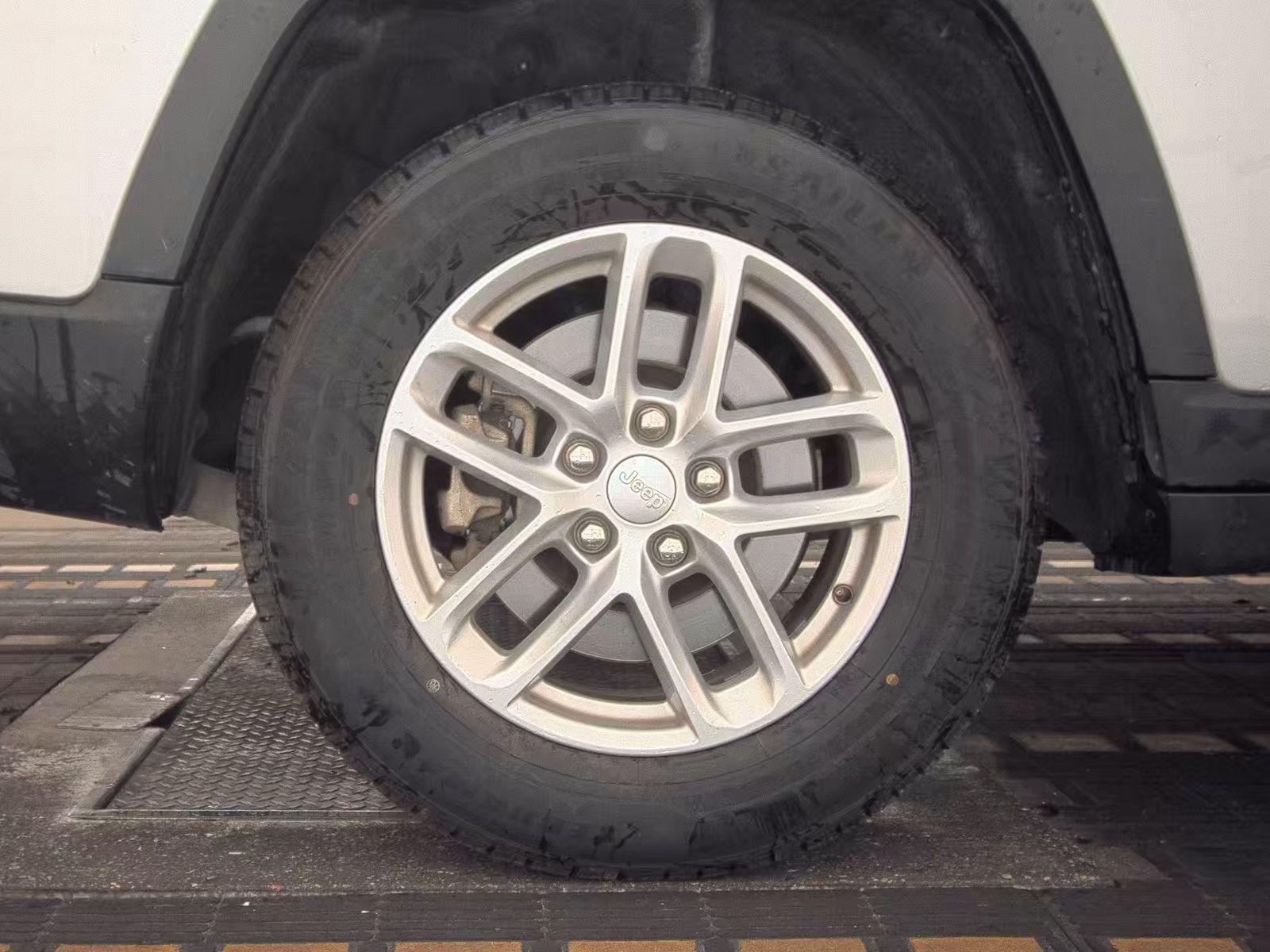 2023 Jeep Grand Cherokee L Laredo RWD