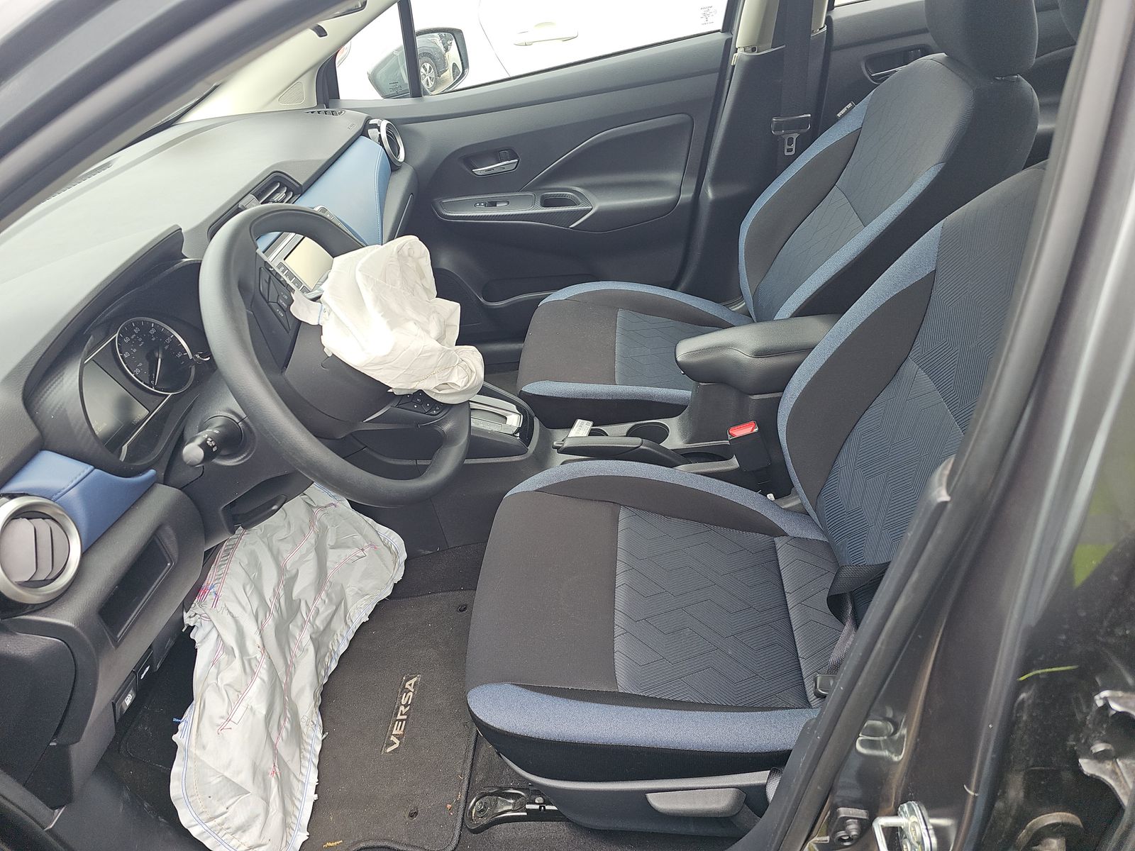 NISSAN VERSA - 8