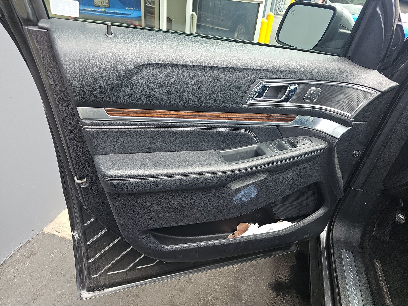 FORD EXPLORER - 10
