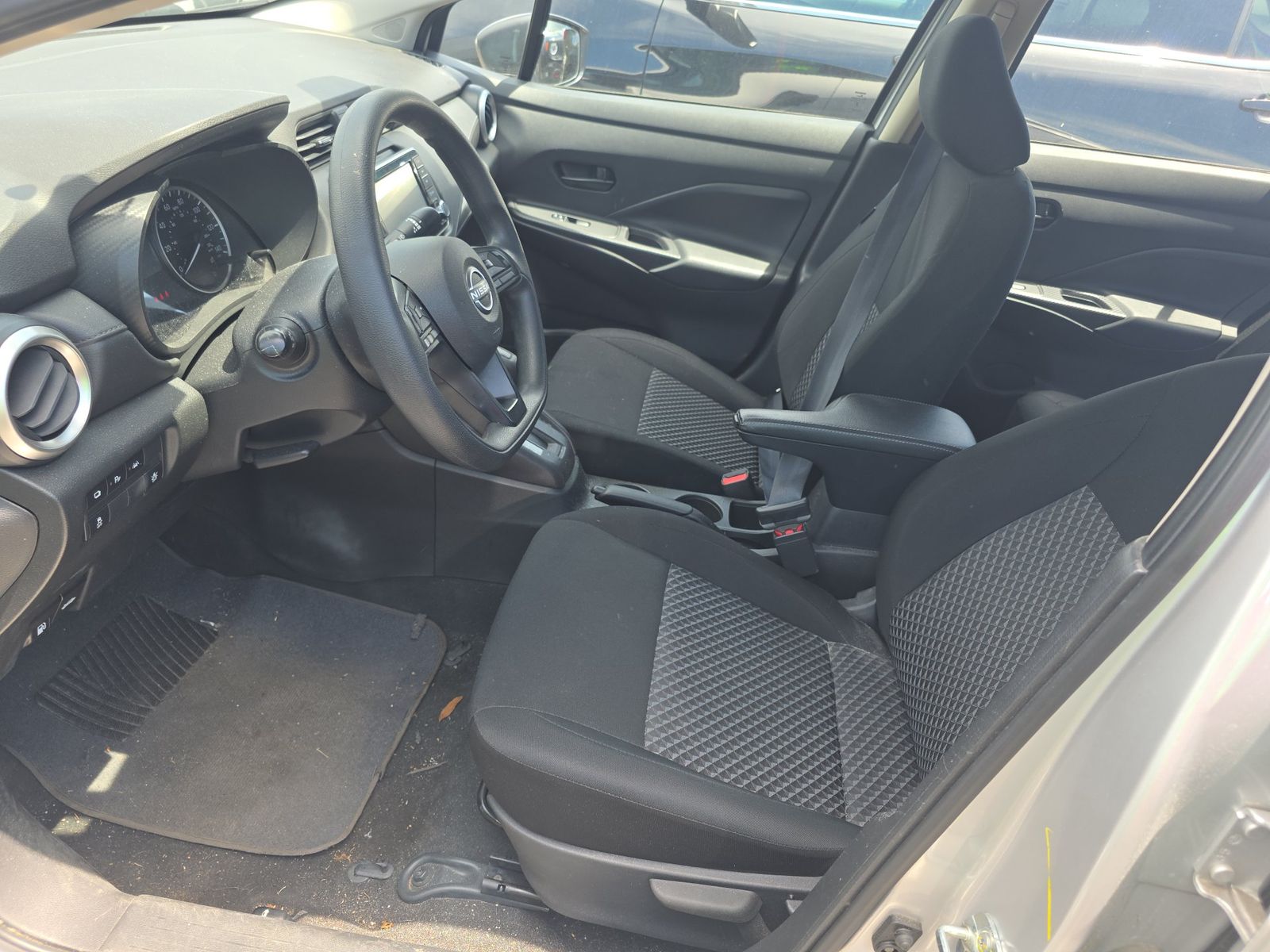 NISSAN VERSA - 8