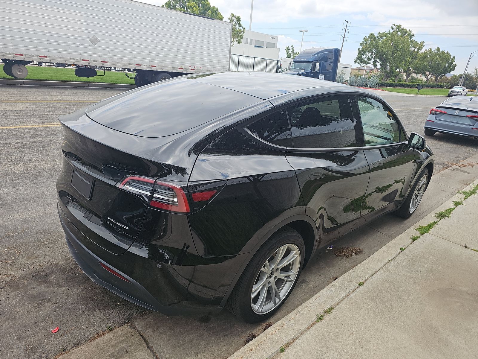 TESLA MODEL Y - 5