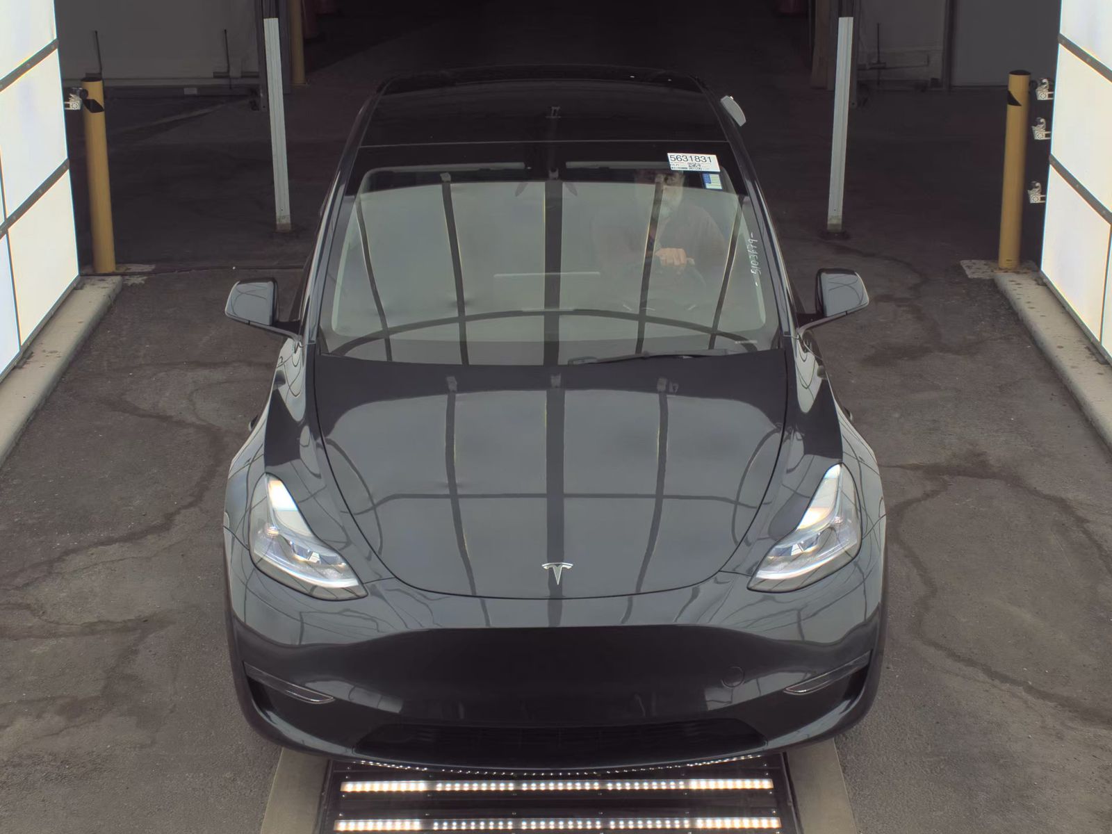 TESLA MODEL Y - 3