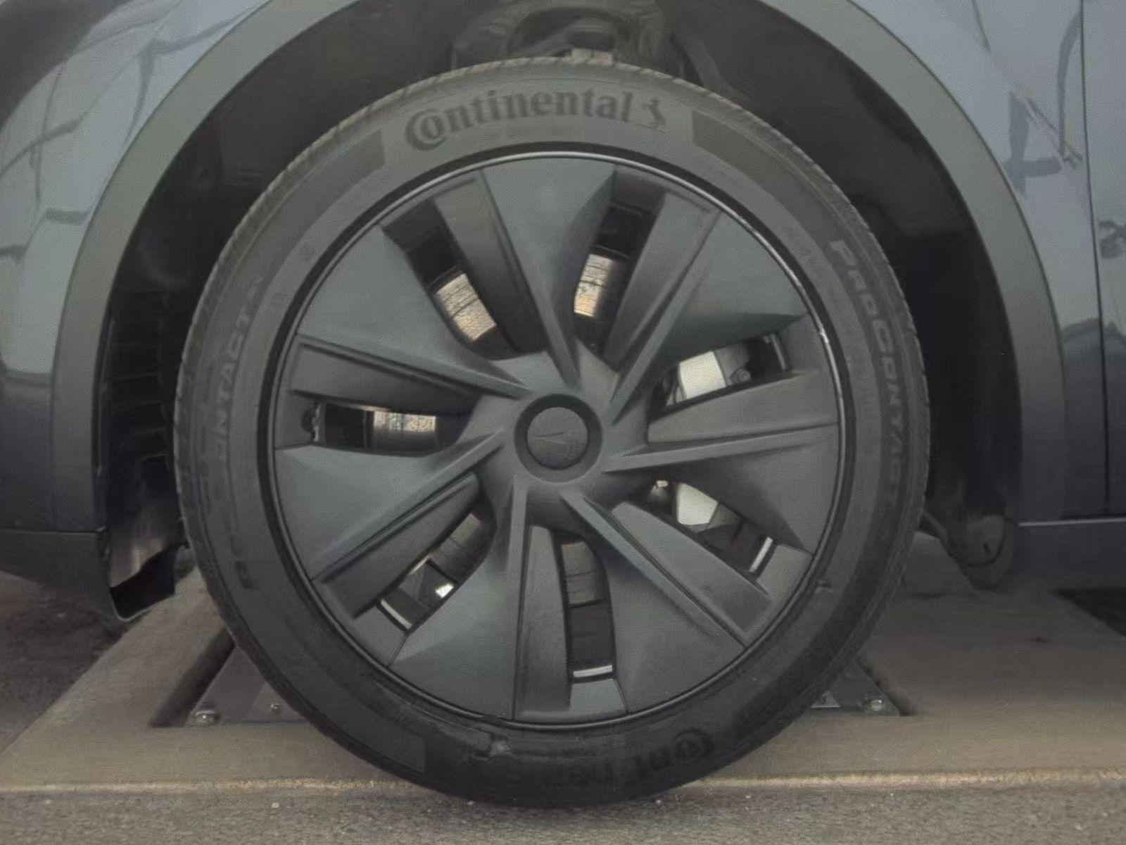 TESLA MODEL Y - 10