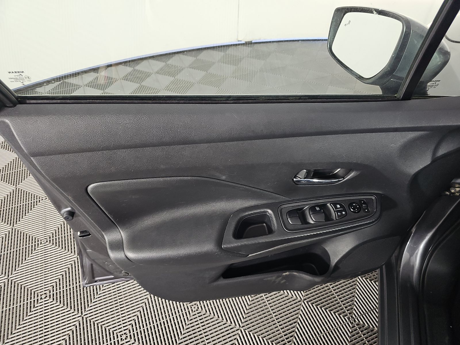 NISSAN VERSA - 10