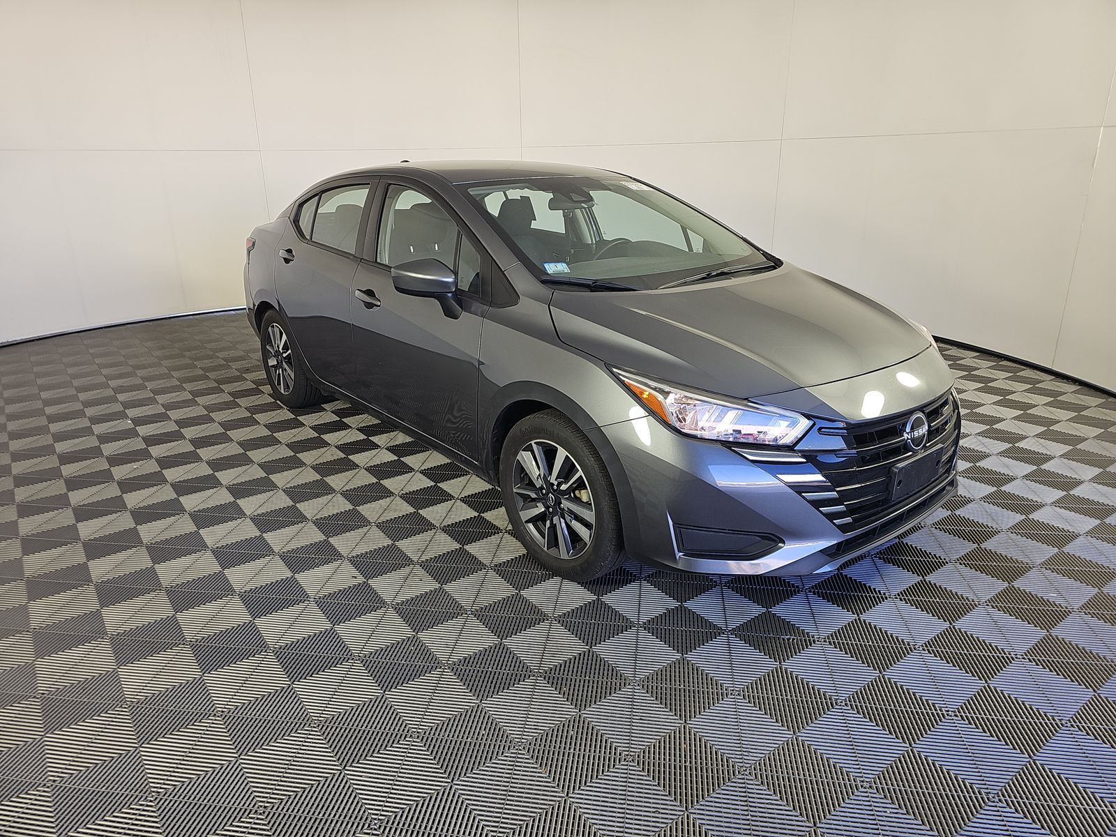 NISSAN VERSA - 4