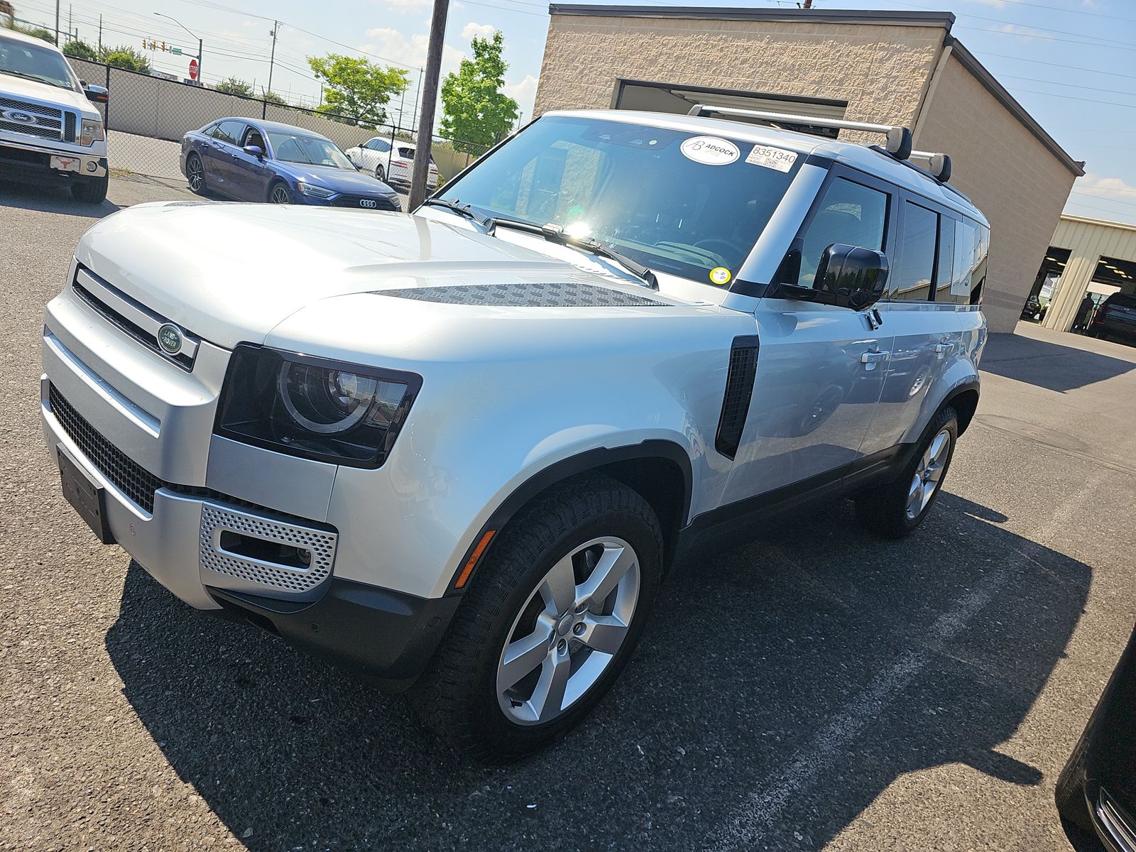 2023 Land Rover Defender SE's photo