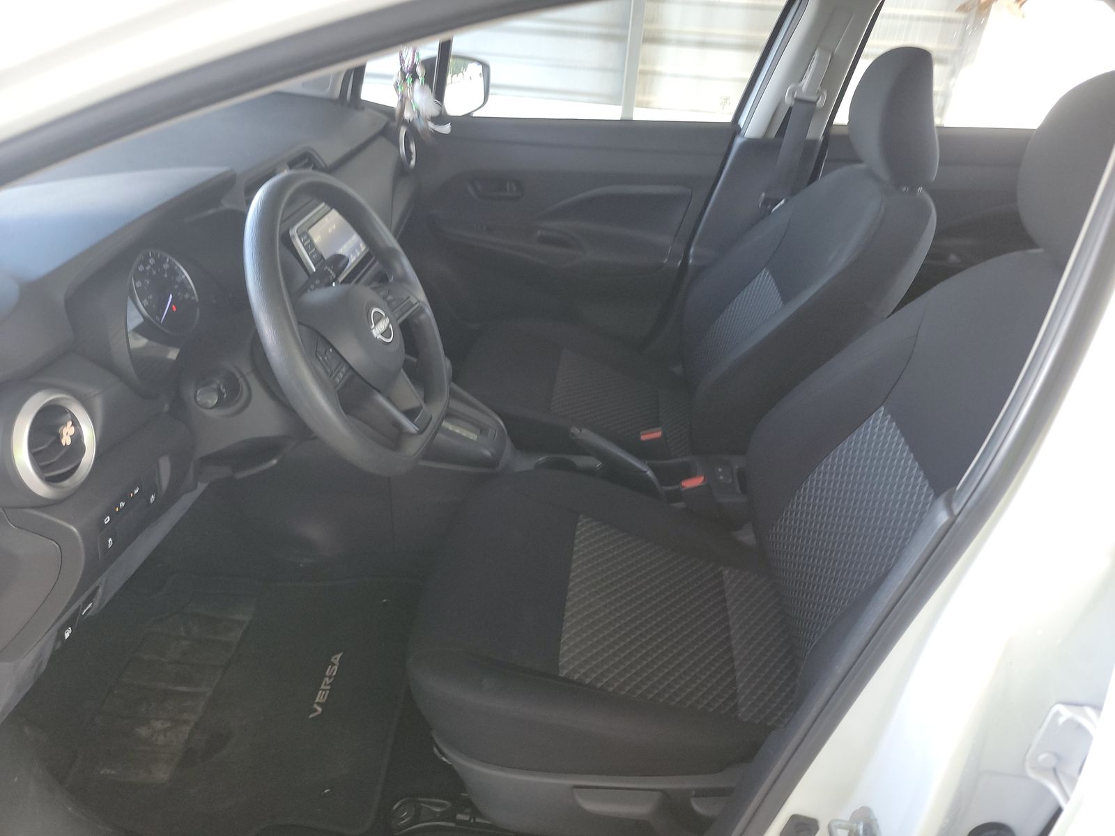 NISSAN VERSA - 8