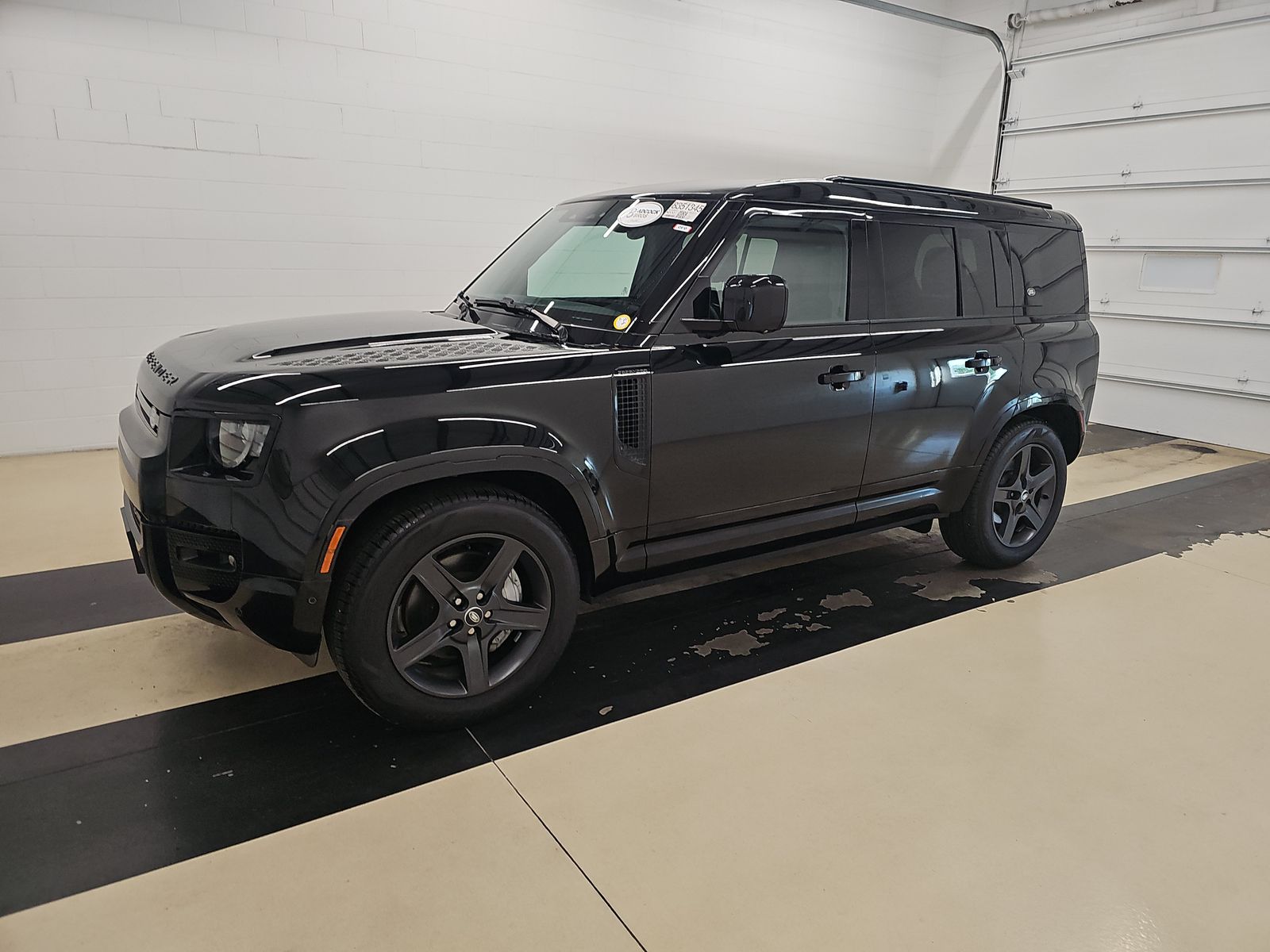 2023 Land Rover Defender X-Dynamic SE's photo