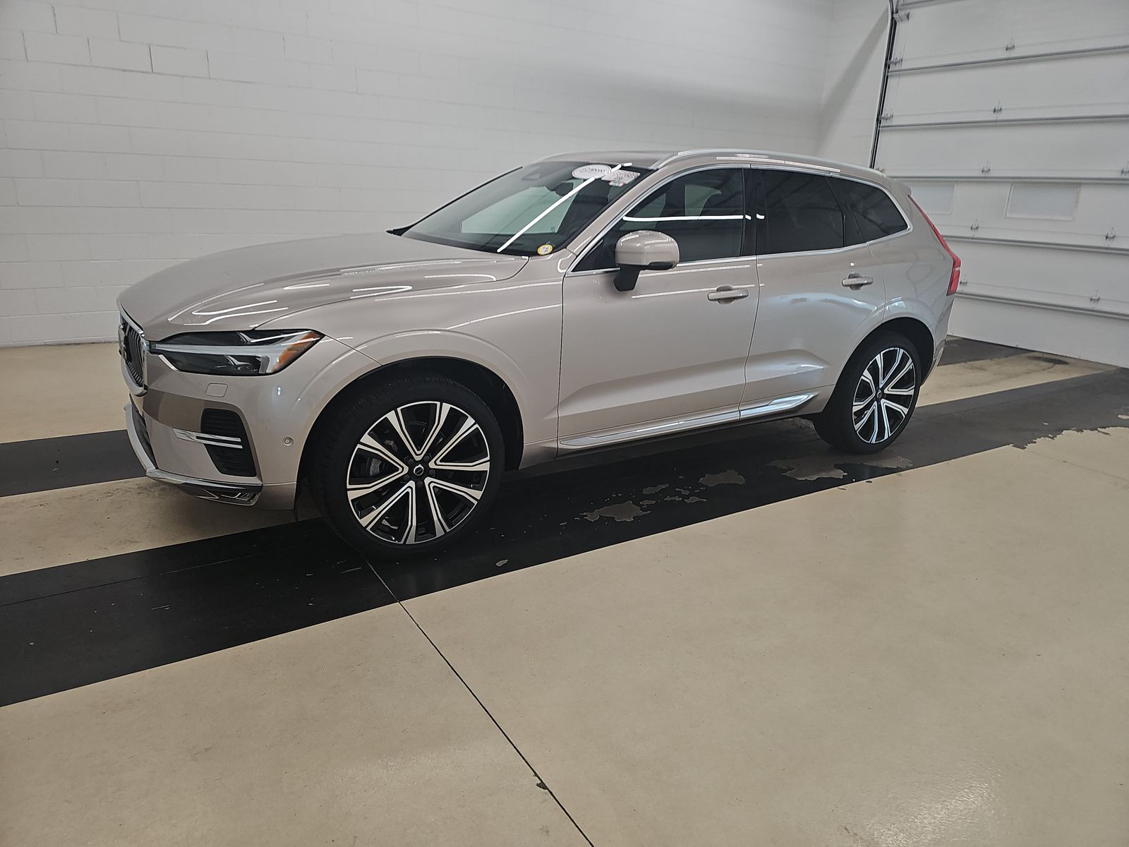 2023 Volvo XC60 B5 Ultimate Bright Theme AWD's photo
