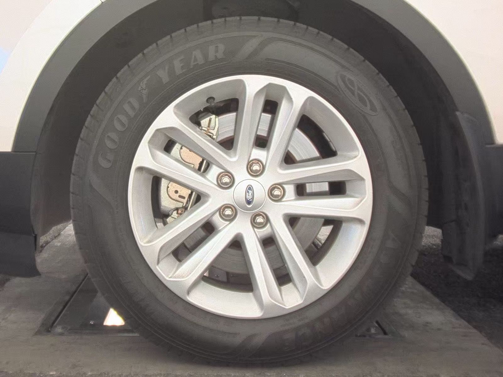 FORD EXPLORER - 10