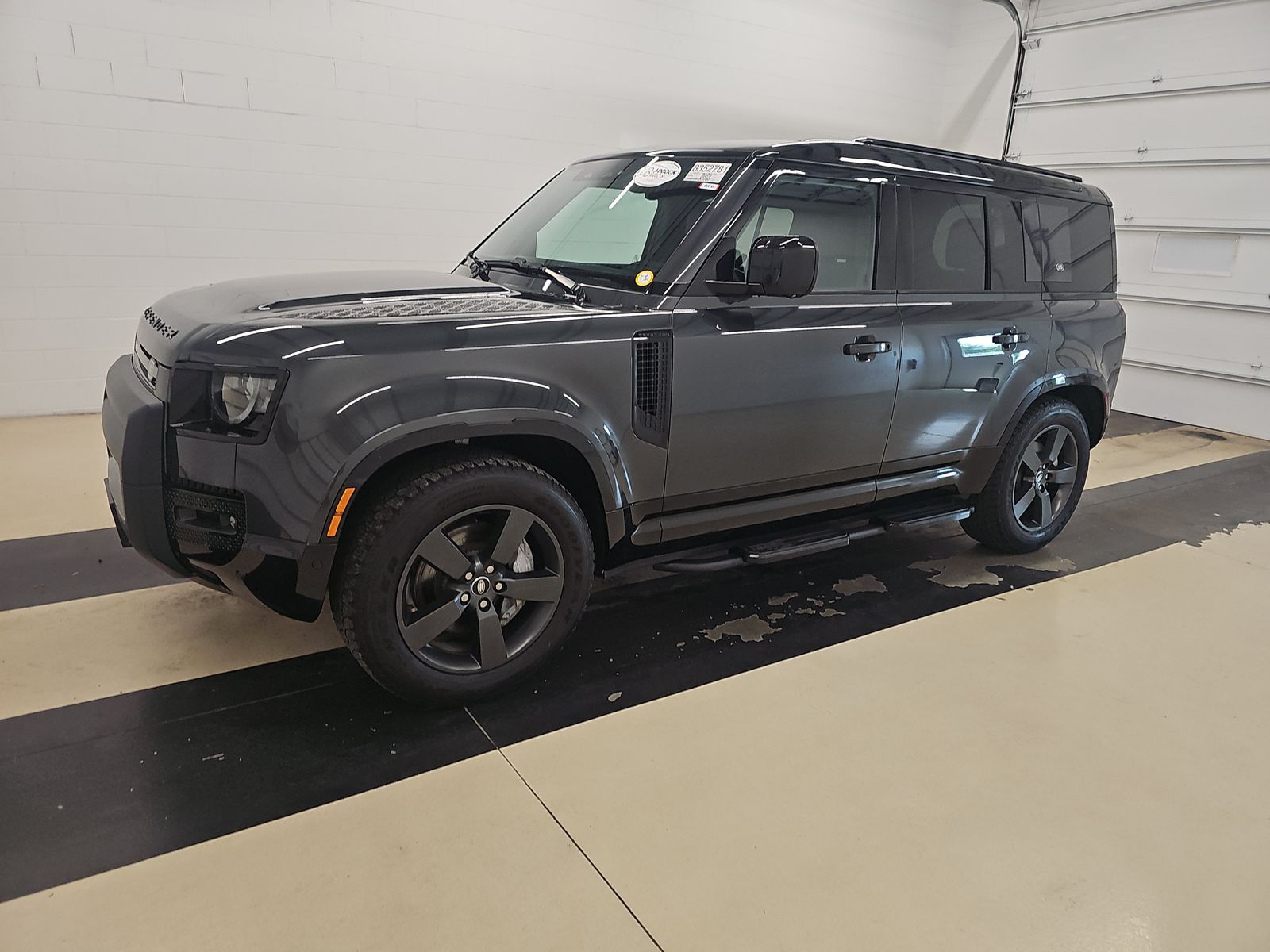 2023 Land Rover Defender X-Dynamic SE's photo
