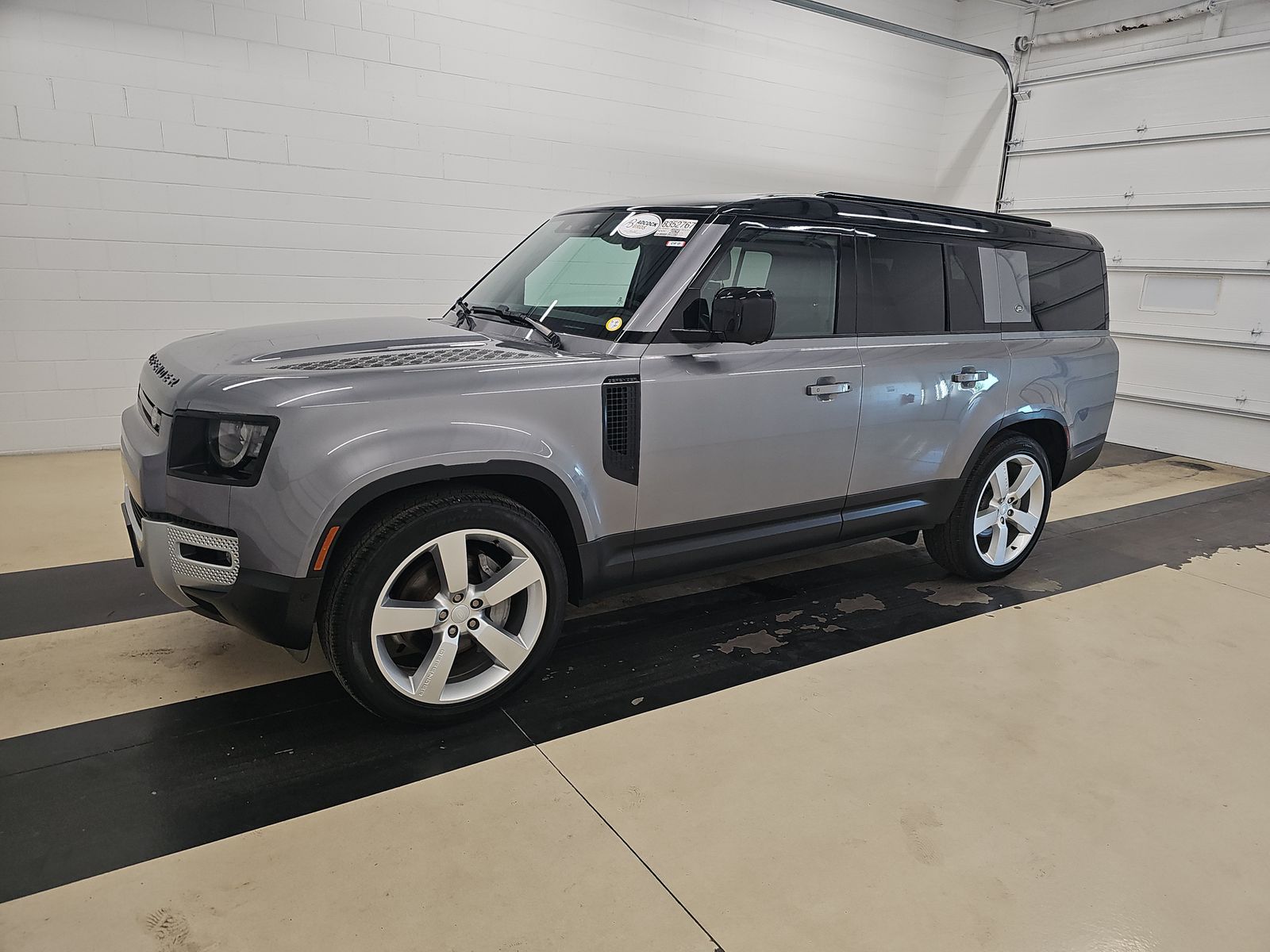 2023 Land Rover Defender SE's photo
